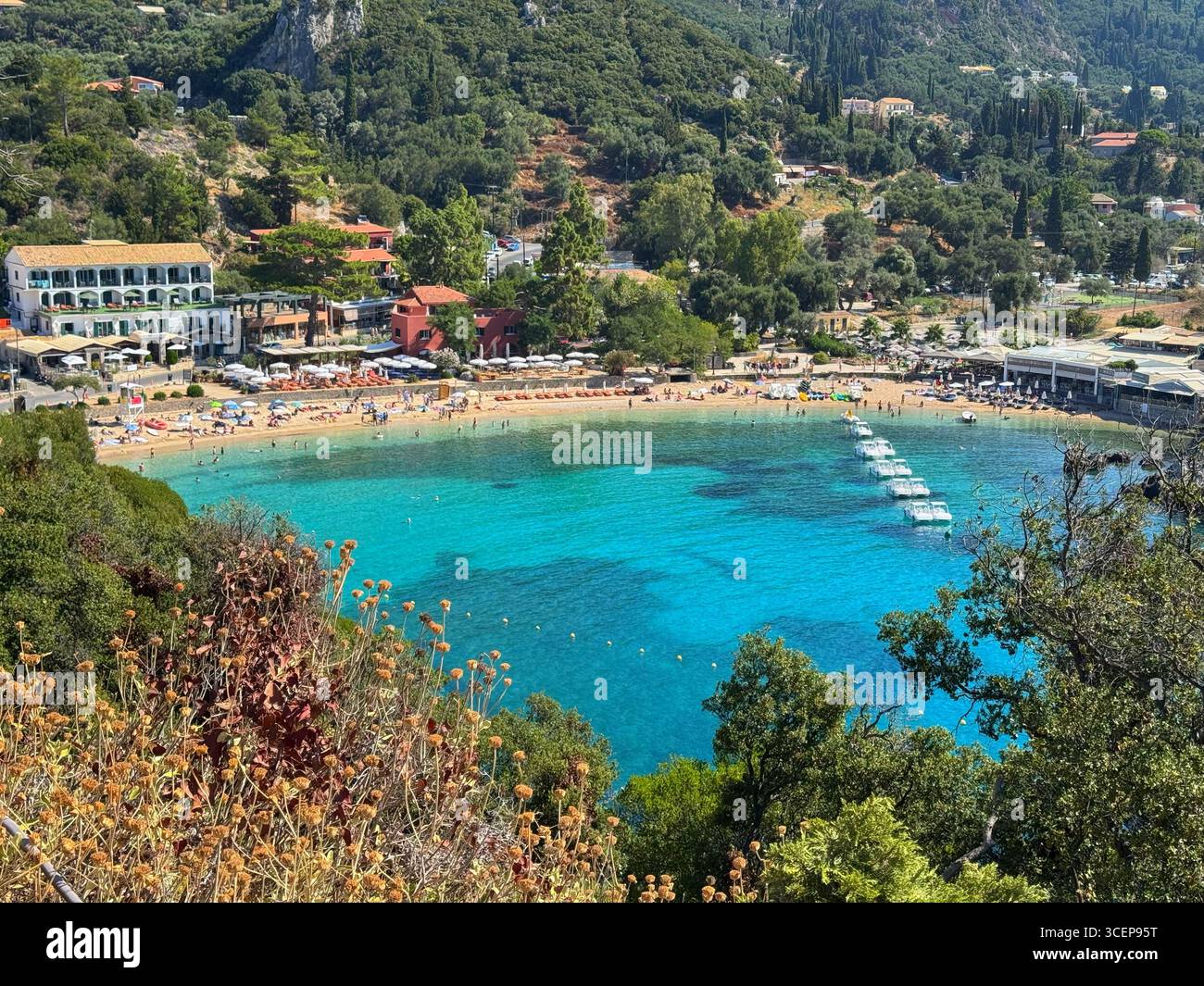 Plage d'Agios Spiridon, plage principale de Paleokastritsa, Corfou, Grèce. - Image de stock capturée avec un smartphone