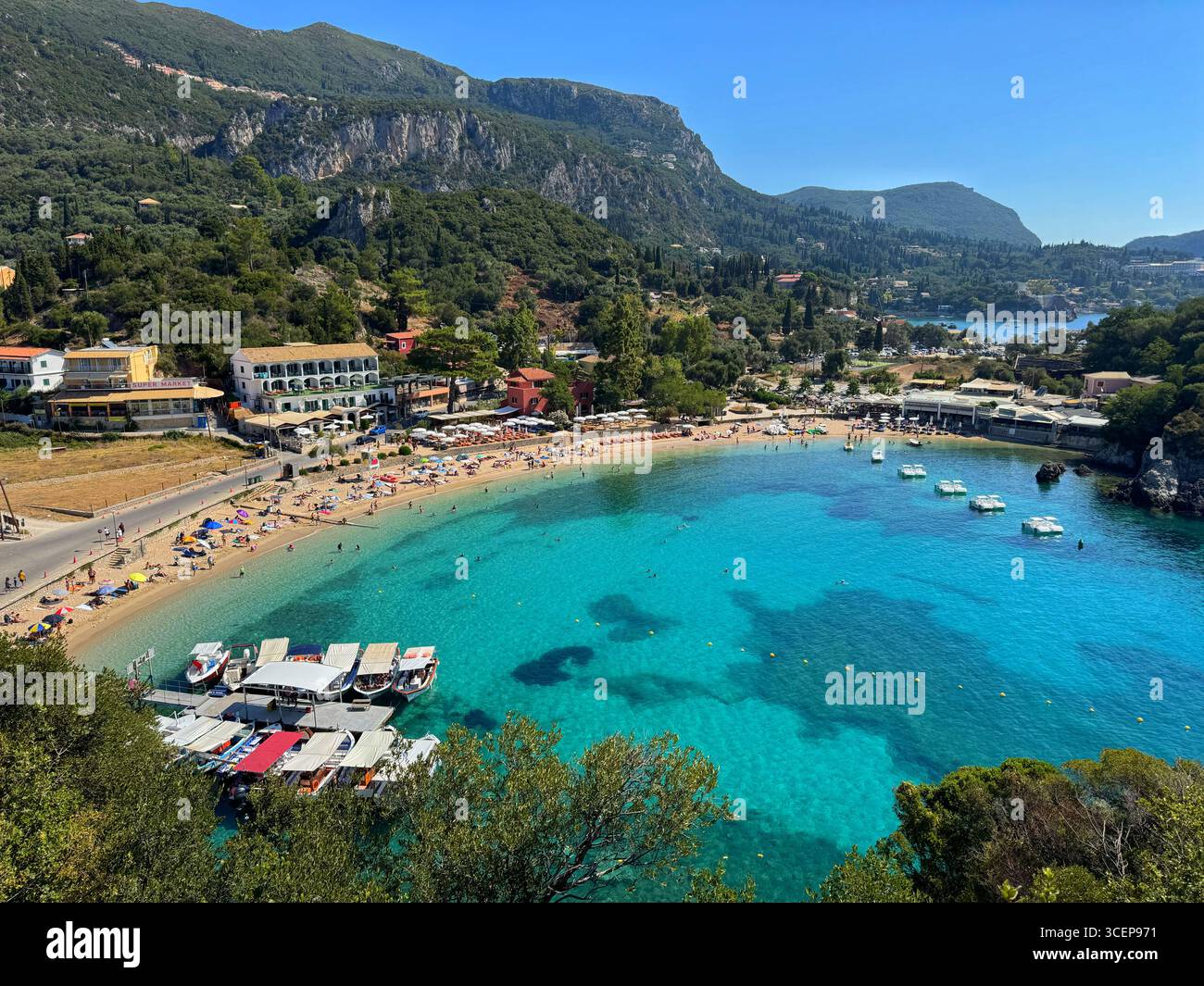 Plage d'Agios Spiridon, plage principale de Paleokastritsa, Corfou, Grèce. - Image de stock capturée avec un smartphone