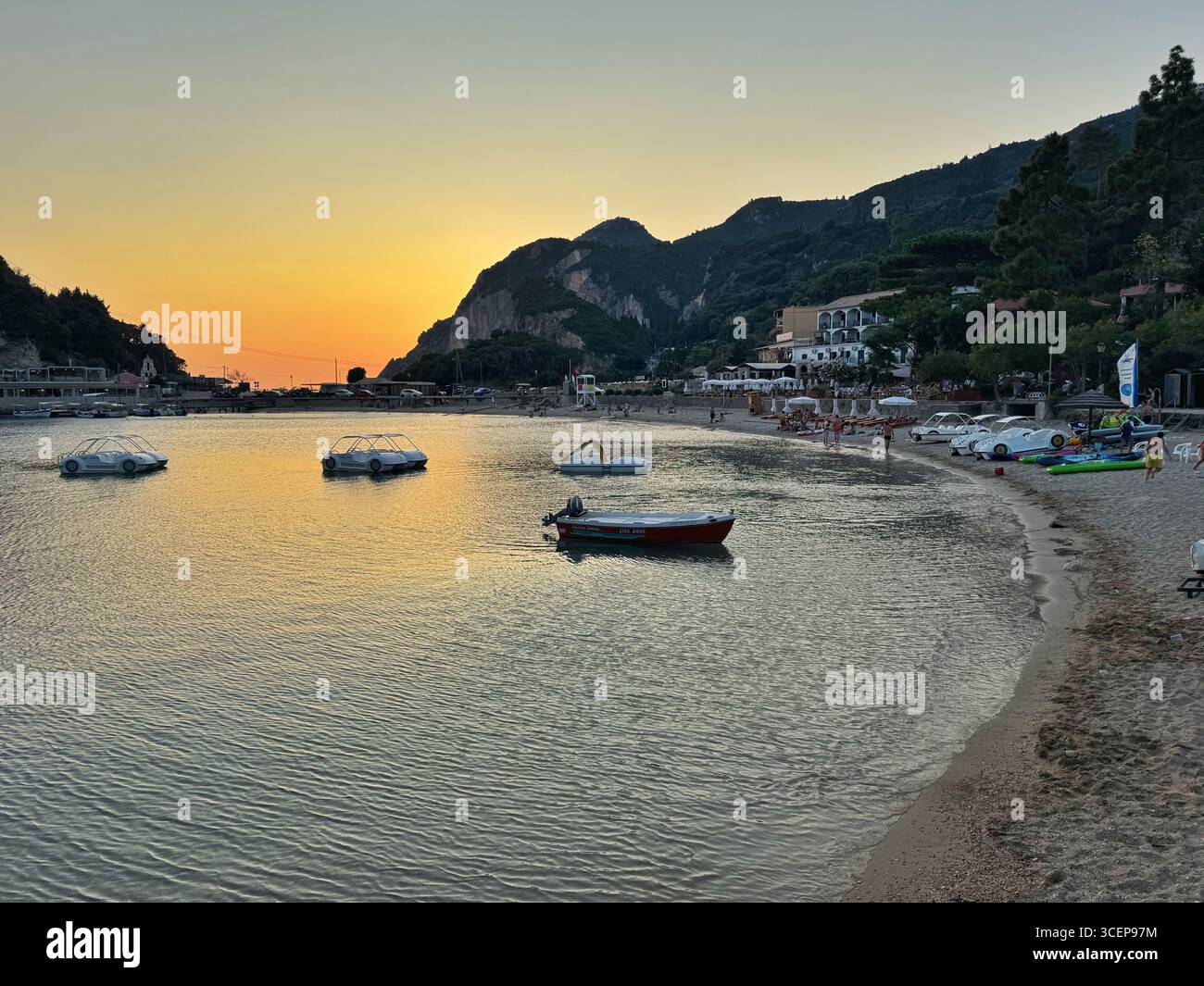 Plage d'Agios Spiridon, plage principale de Paleokastritsa, Corfou, Grèce. - Image de stock capturée avec un smartphone
