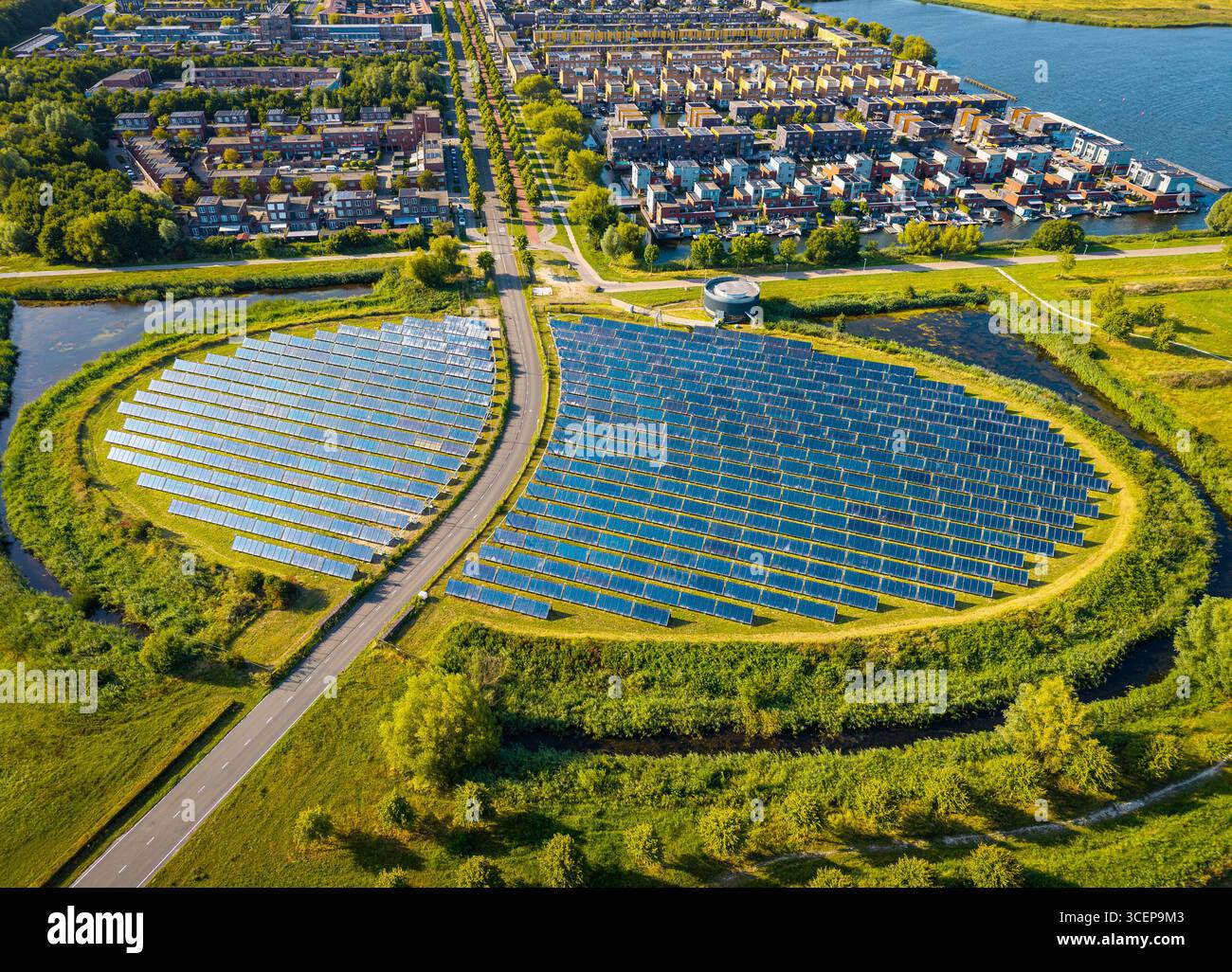 Vue aérienne du quartier durable moderne d'Almere, aux pays-Bas, avec un îlot de panneaux solaires supportant le chauffage urbain urbain Banque D'Images
