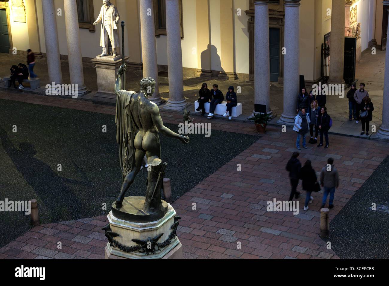 Milan, Italie - 01 mars 2025 : vue de dessus de la sculpture en bronze de Napoléon dans le rôle de mars le pacificateur par Antonio Canova dans la cour de Brera Banque D'Images