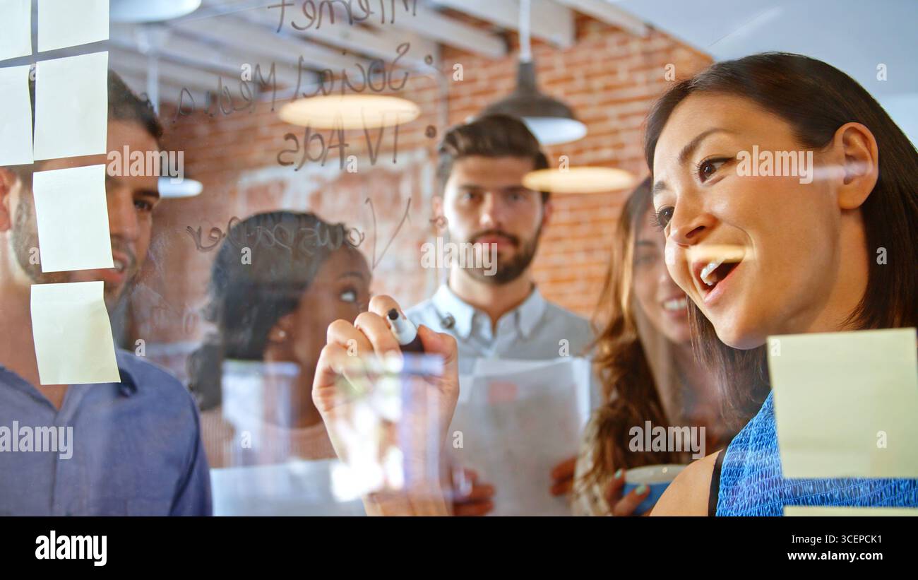 Portrait des idées sur écran de verre au cours de réunion Banque D'Images