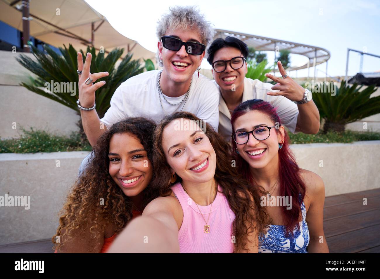 Groupe de jeunes amis heureux prenant un selfie à l'extérieur. Banque D'Images