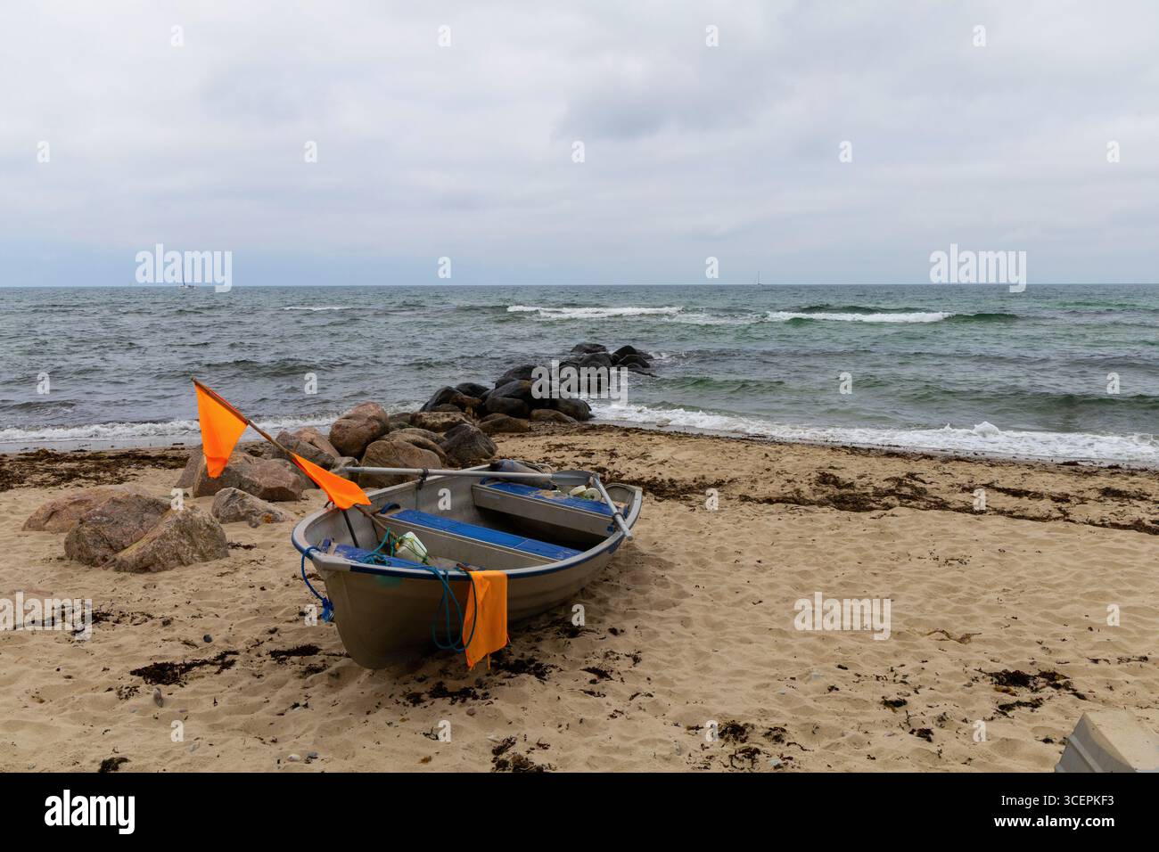 Ciel gris au-dessus de la mer, stand de bateau sur la plage. Photo de haute qualité Banque D'Images