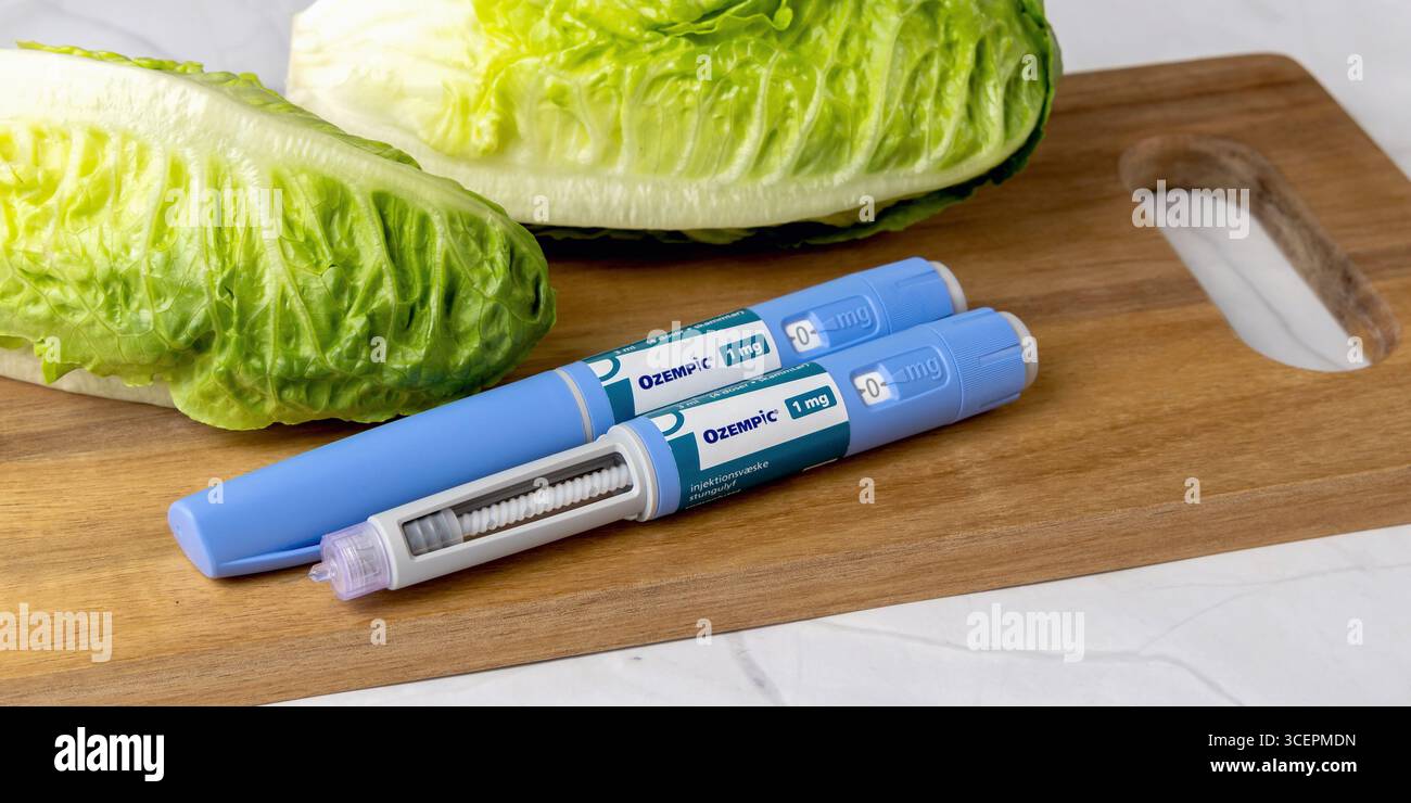 Stylo d'injection d'insuline original danois Ozempic pour diabétiques et légumes. Danemark - 2 mai 2024 Banque D'Images