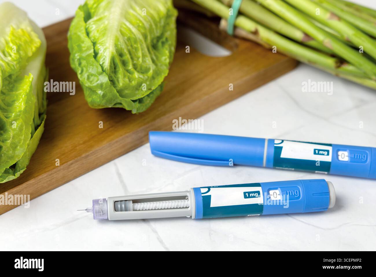 Stylo d'injection d'insuline original danois Ozempic pour diabétiques et légumes. Photo de haute qualité Banque D'Images