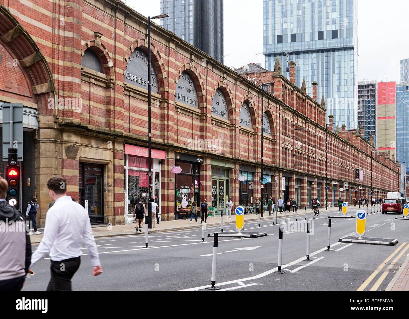 Scène de rue Deansgate dans le centre-ville de Manchester, nord-ouest de l'Angleterre, Royaume-Uni Banque D'Images