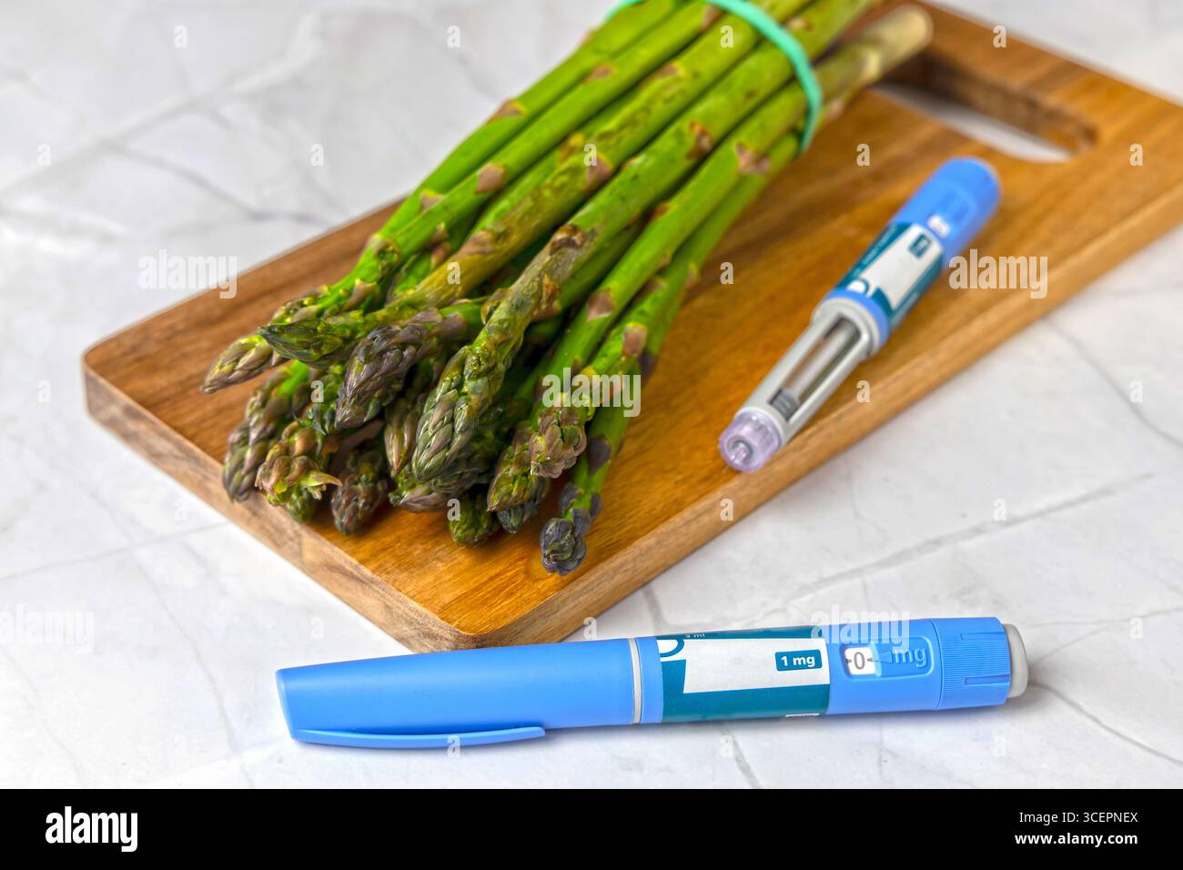 Stylo d'injection d'insuline original danois Ozempic pour diabétiques et légumes. Danemark - 2 mai 2024 Banque D'Images