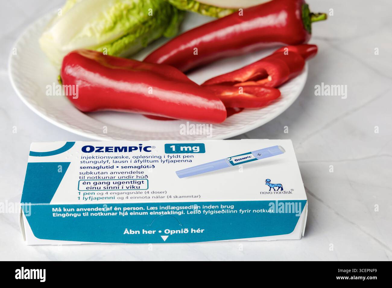 Stylo d'injection d'insuline original danois Ozempic pour diabétiques et plaque avec légumes. Danemark - 28 avril 2024 Banque D'Images
