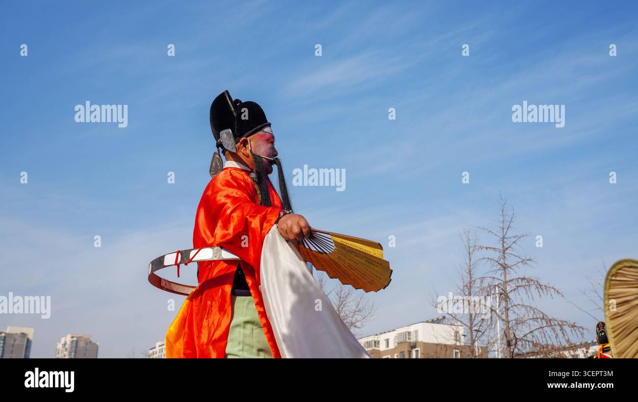 Comté de Luannan, Chine - 14 février 2025 : les gens jouent yangko sur la place pour célébrer le festival traditionnel chinois - Festival du printemps. Banque D'Images