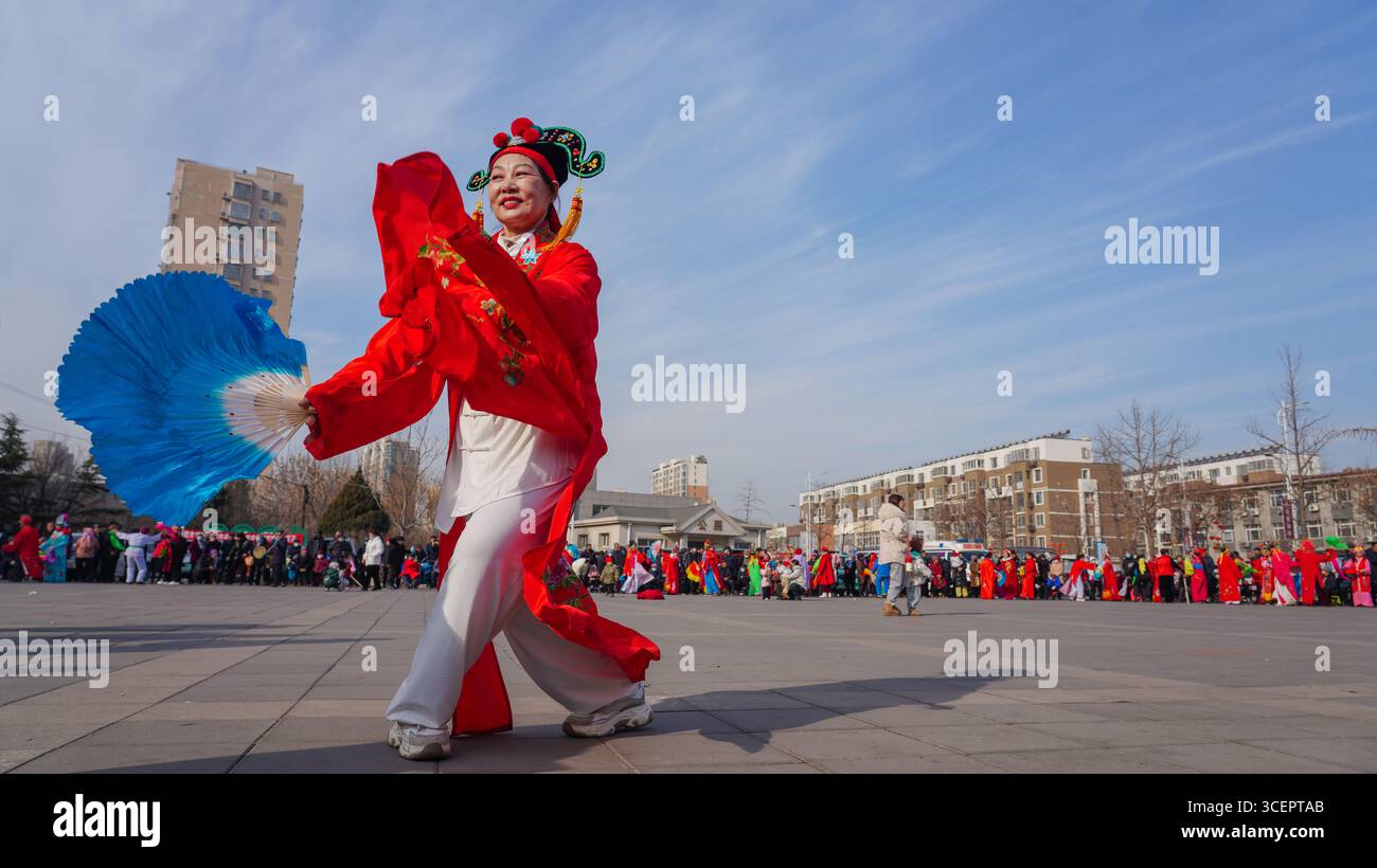 Comté de Luannan, Chine - 14 février 2025 : les gens jouent yangko sur la place pour célébrer le festival traditionnel chinois - Festival du printemps. Banque D'Images