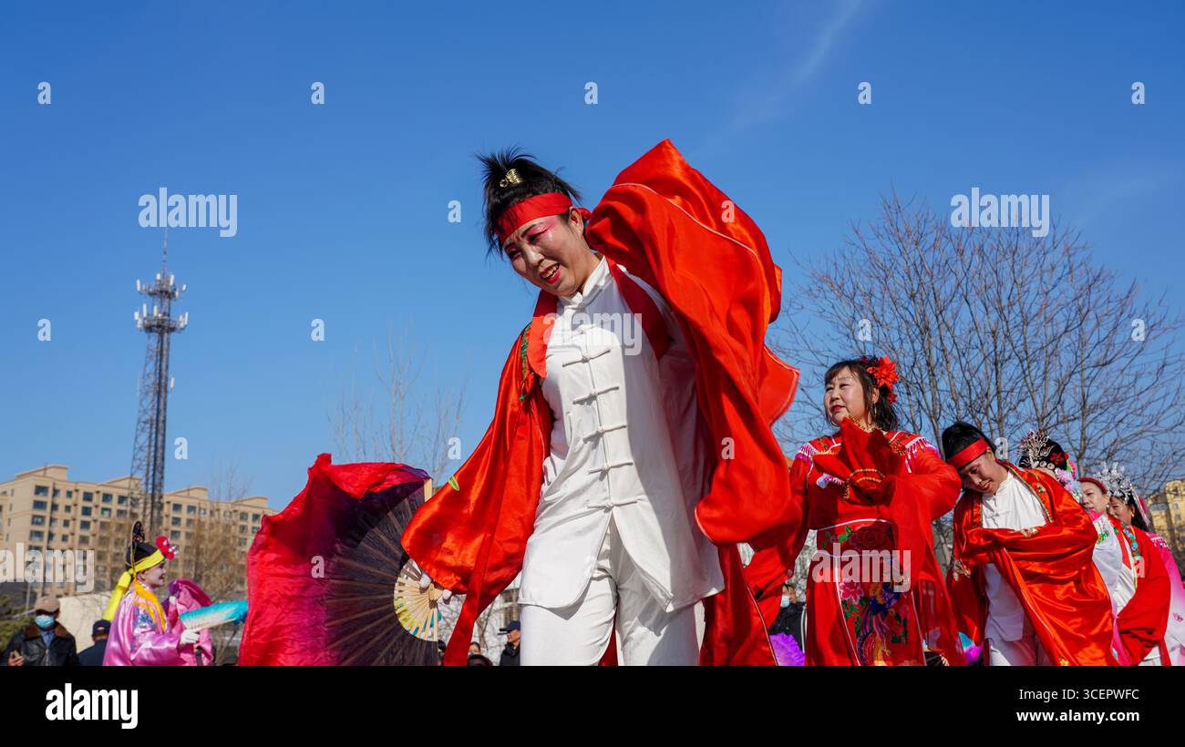 Comté de Luannan, Chine - 14 février 2025 : les gens jouent yangko sur la place pour célébrer le festival traditionnel chinois - Festival du printemps. Banque D'Images