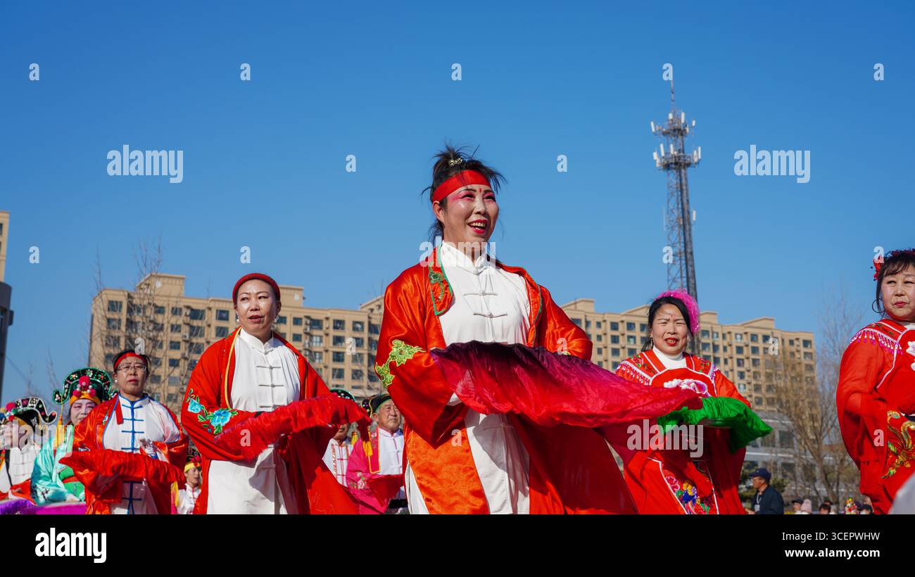 Comté de Luannan, Chine - 14 février 2025 : les gens jouent yangko sur la place pour célébrer le festival traditionnel chinois - Festival du printemps. Banque D'Images