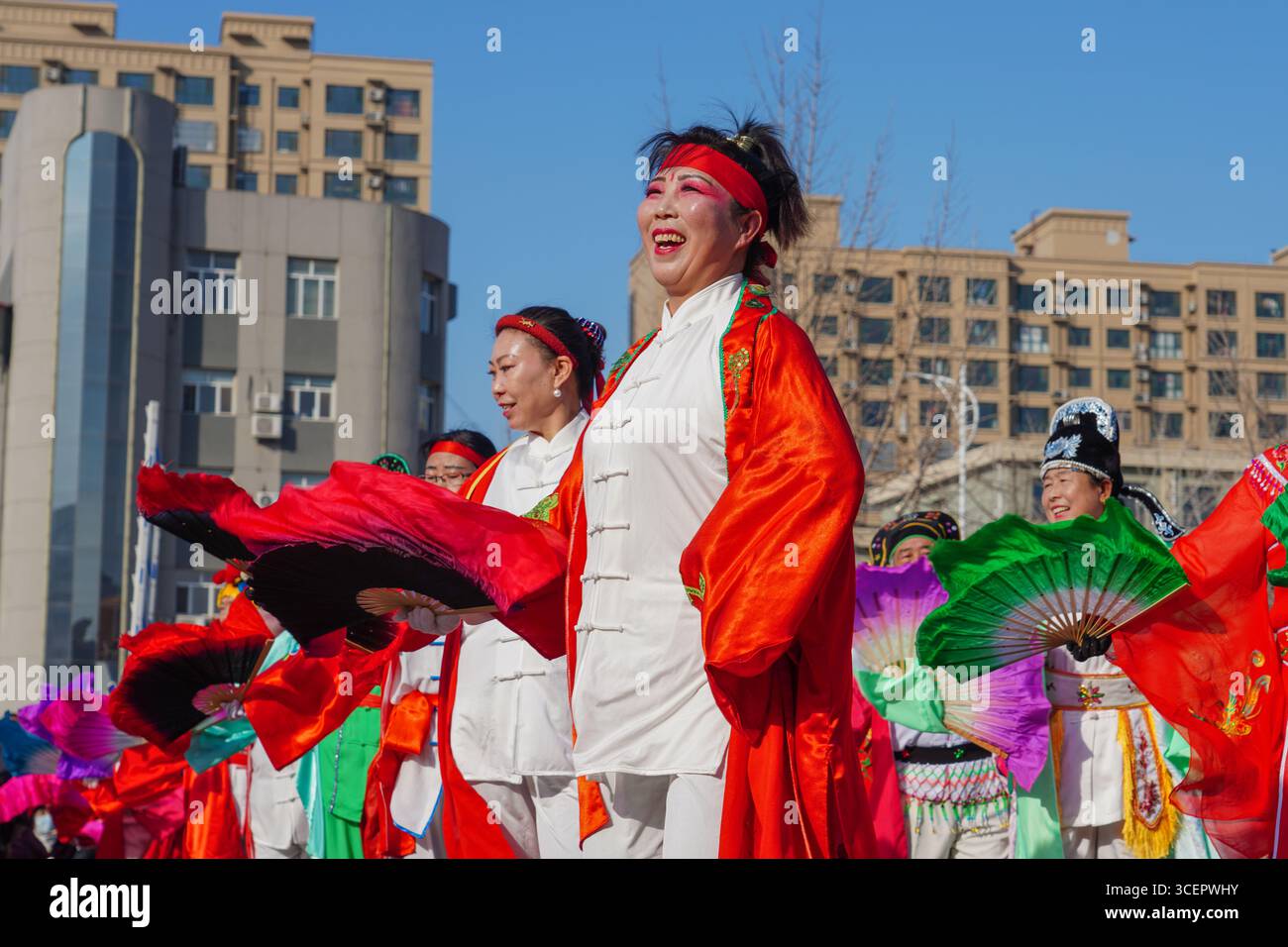 Comté de Luannan, Chine - 14 février 2025 : les gens jouent yangko sur la place pour célébrer le festival traditionnel chinois - Festival du printemps. Banque D'Images