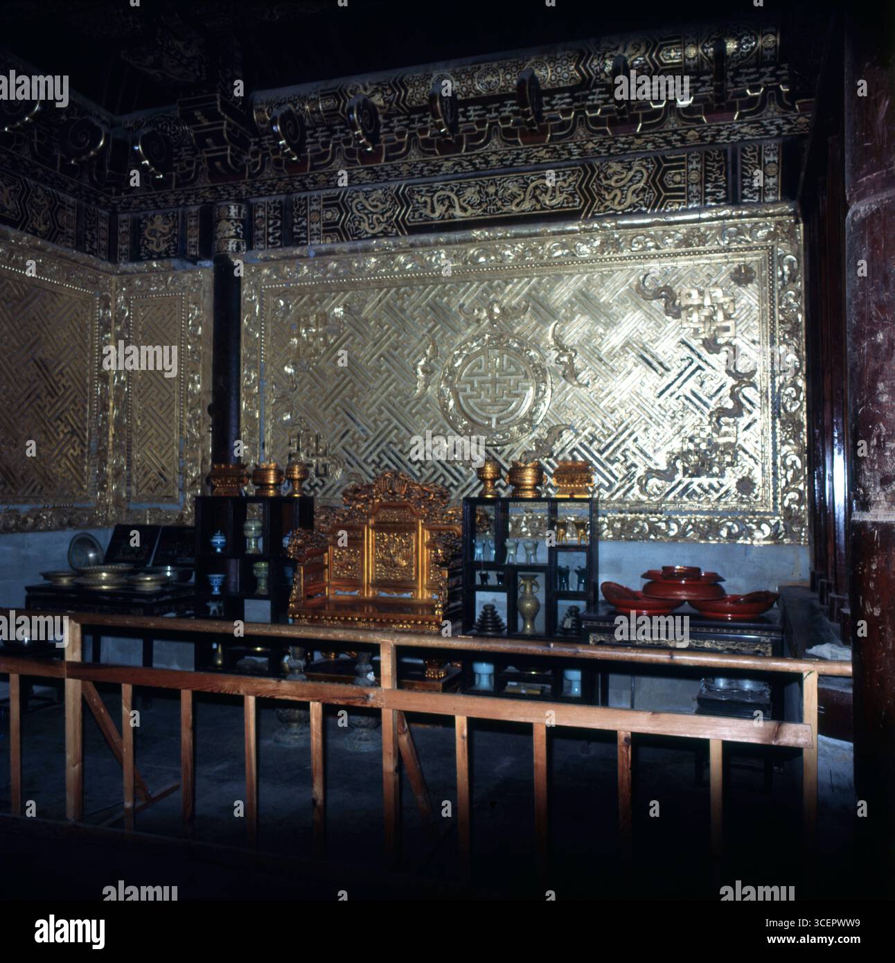 1979 intérieur de la tombe impériale Qing — Putuoyu Dingdongling (Mausolée Cixi) salle côté ouest, Zunhua, Hebei, Chine Banque D'Images