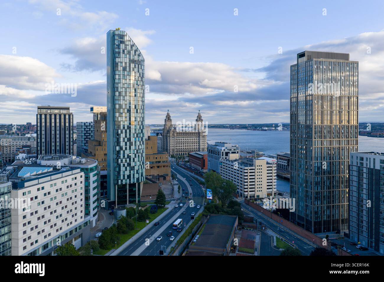 Photographie aérienne de Liverpool One et du Liver Building Banque D'Images