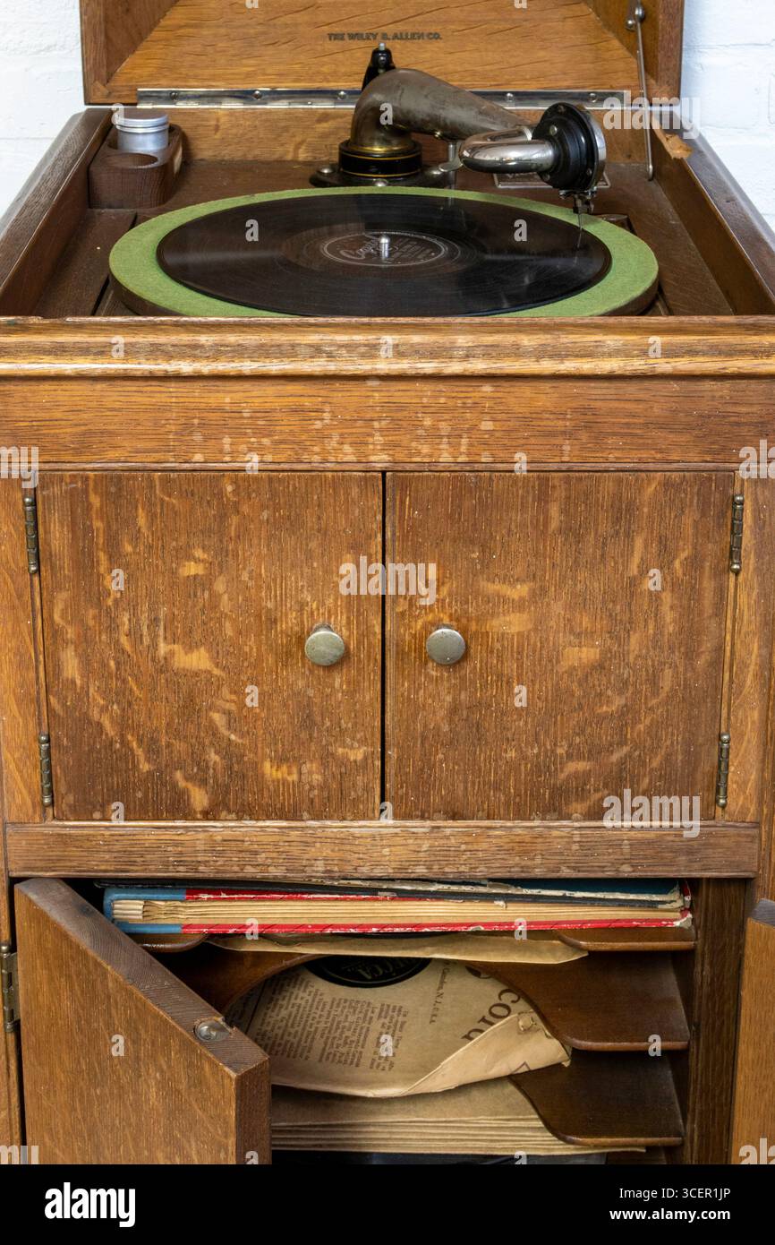 Gros plan d'une armoire de platine vinyle de gramophone vintage avec bras de tonalité, disque long play en vinyle dans une maison résidentielle, 2025, États-Unis Banque D'Images
