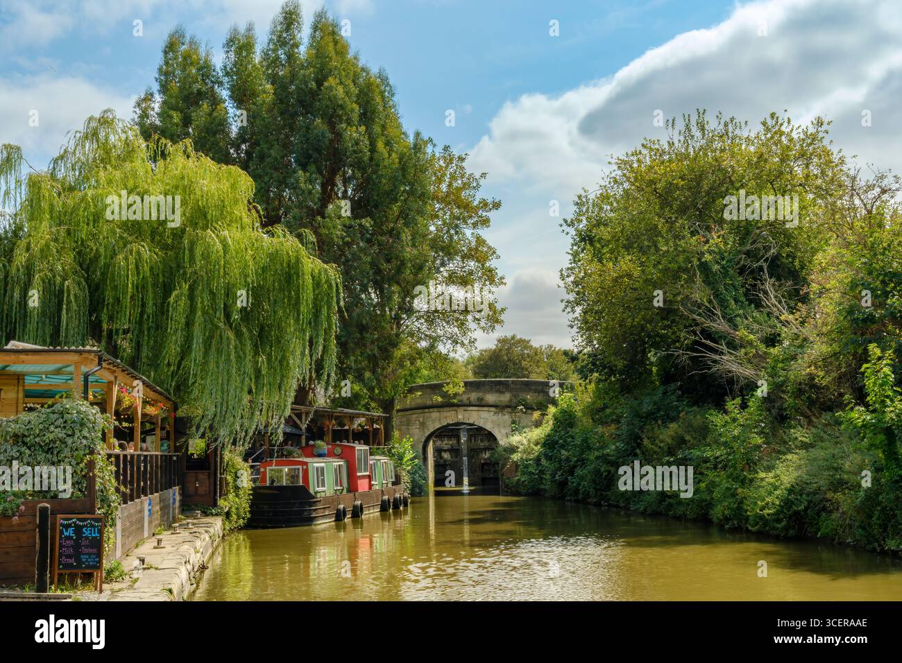Bradford on Avon, Wiltshire - les gens apprécient un verre au Lock Inn sur le chemin de halage du canal Kennet et Avon près de Bradford on Avon dans le Wiltshire. Banque D'Images