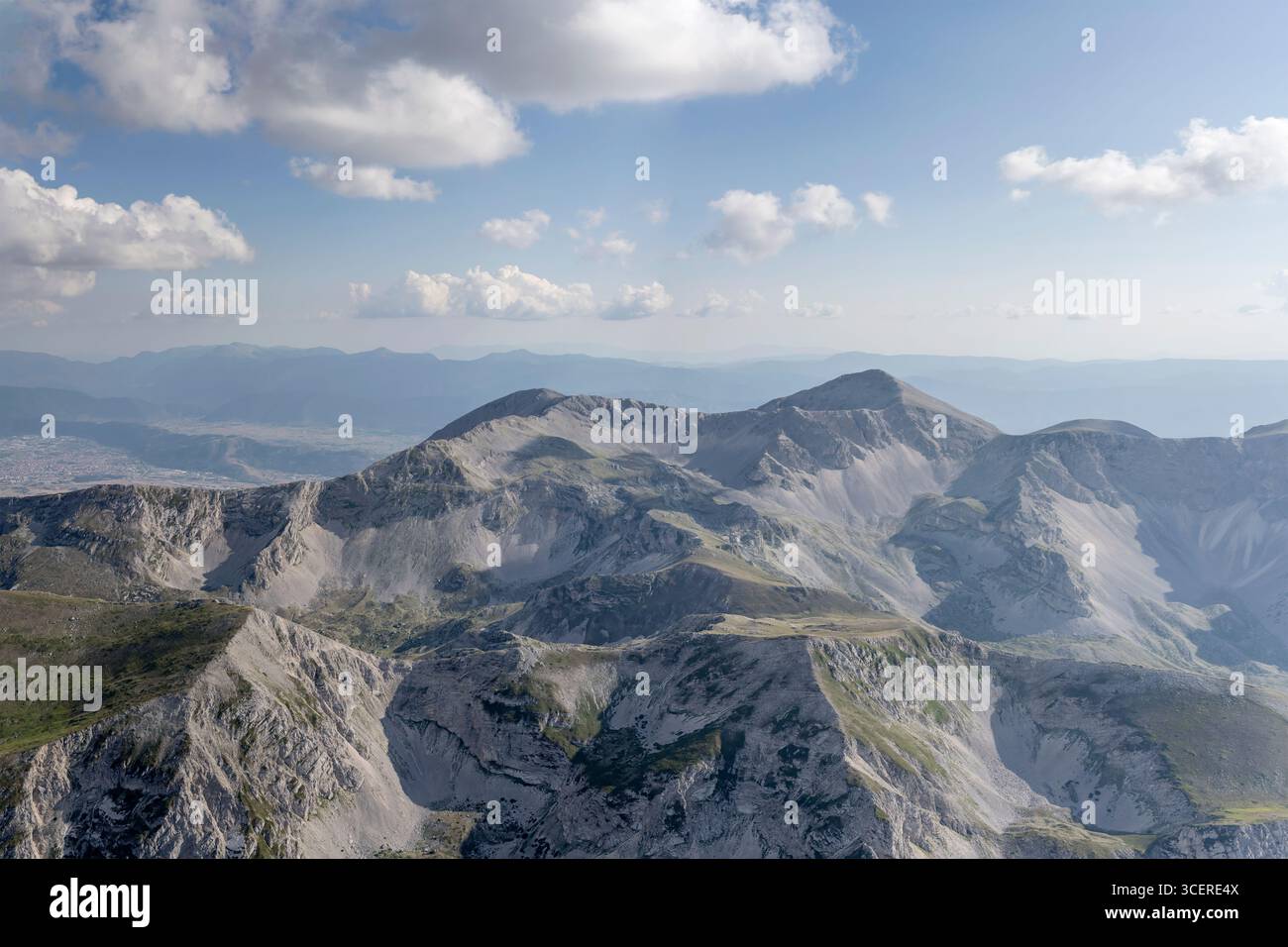 Paysage aérien avec la chaîne de montagnes Velino vertes et arides pentes orientales, tourné à partir d'un planeur dans la lumière d'été brillante, L'Aquila, Abruzzes, Italie Banque D'Images