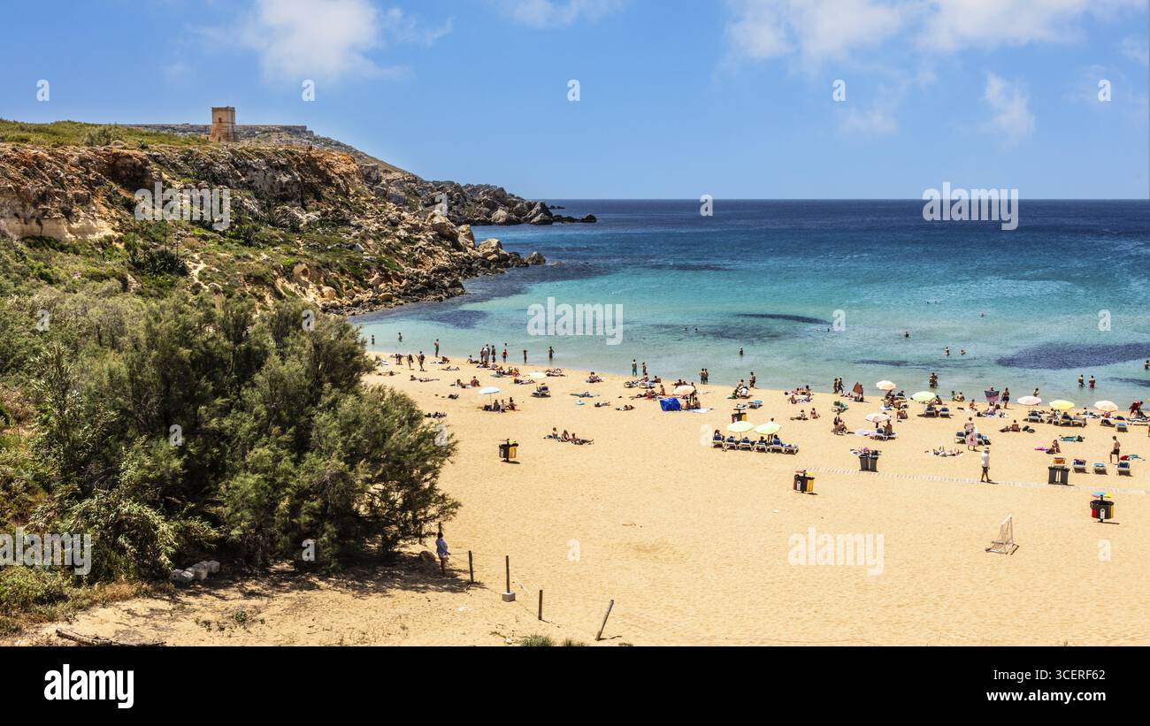 Golden Bay est l'une des plages de sable les plus populaires et les plus grandes de Malte dans le nord-ouest de l'île, connue pour son sable doré et sa mer en pente douce Banque D'Images