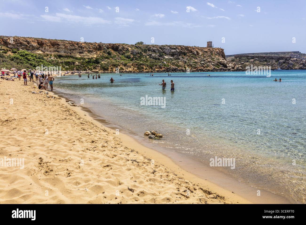 Golden Bay est l'une des plages de sable les plus populaires et les plus grandes de Malte dans le nord-ouest de l'île, connue pour son sable doré et sa mer en pente douce Banque D'Images