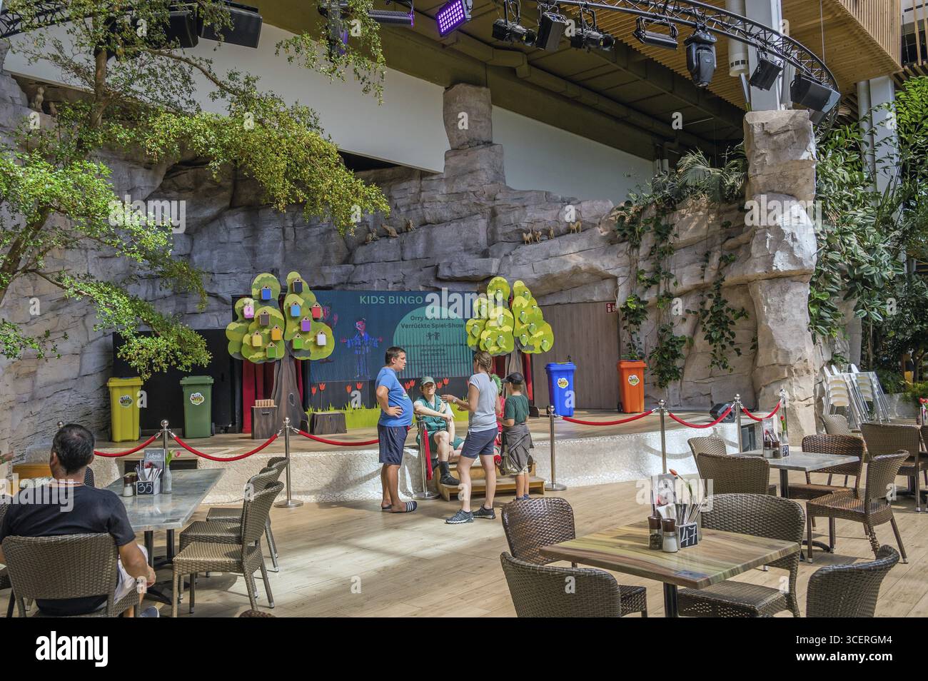 Centre Parcs, grande scène pour LE BINGO DES ENFANTS dans le bâtiment du parc de loisirs près de Leutkirch, Allgaeu, Bade-Wuerttemberg, Allemagne Banque D'Images