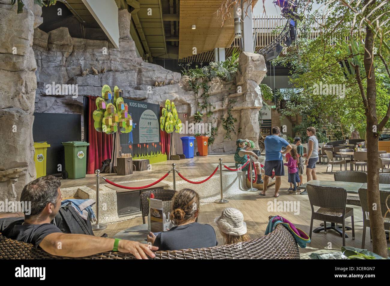 Centre Parcs, grande scène pour LE BINGO DES ENFANTS dans le bâtiment du parc de loisirs près de Leutkirch, Allgaeu, Bade-Wuerttemberg, Allemagne Banque D'Images