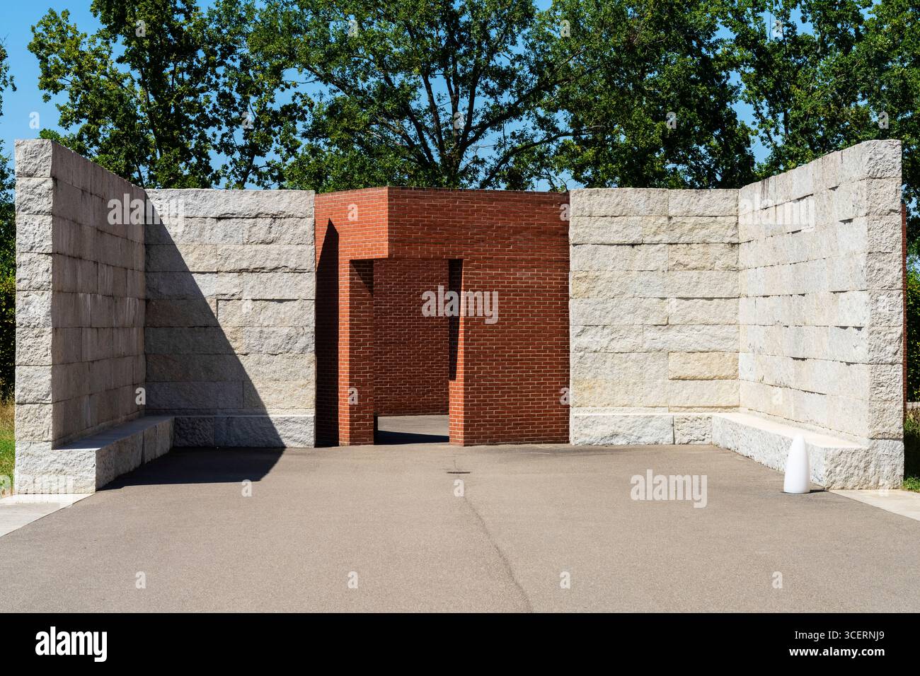 La promenade avec des « open rooms » de l’architecte portugais Álvaro Siza au Vitra Campus, Weil am Rhein, Allemagne. Banque D'Images