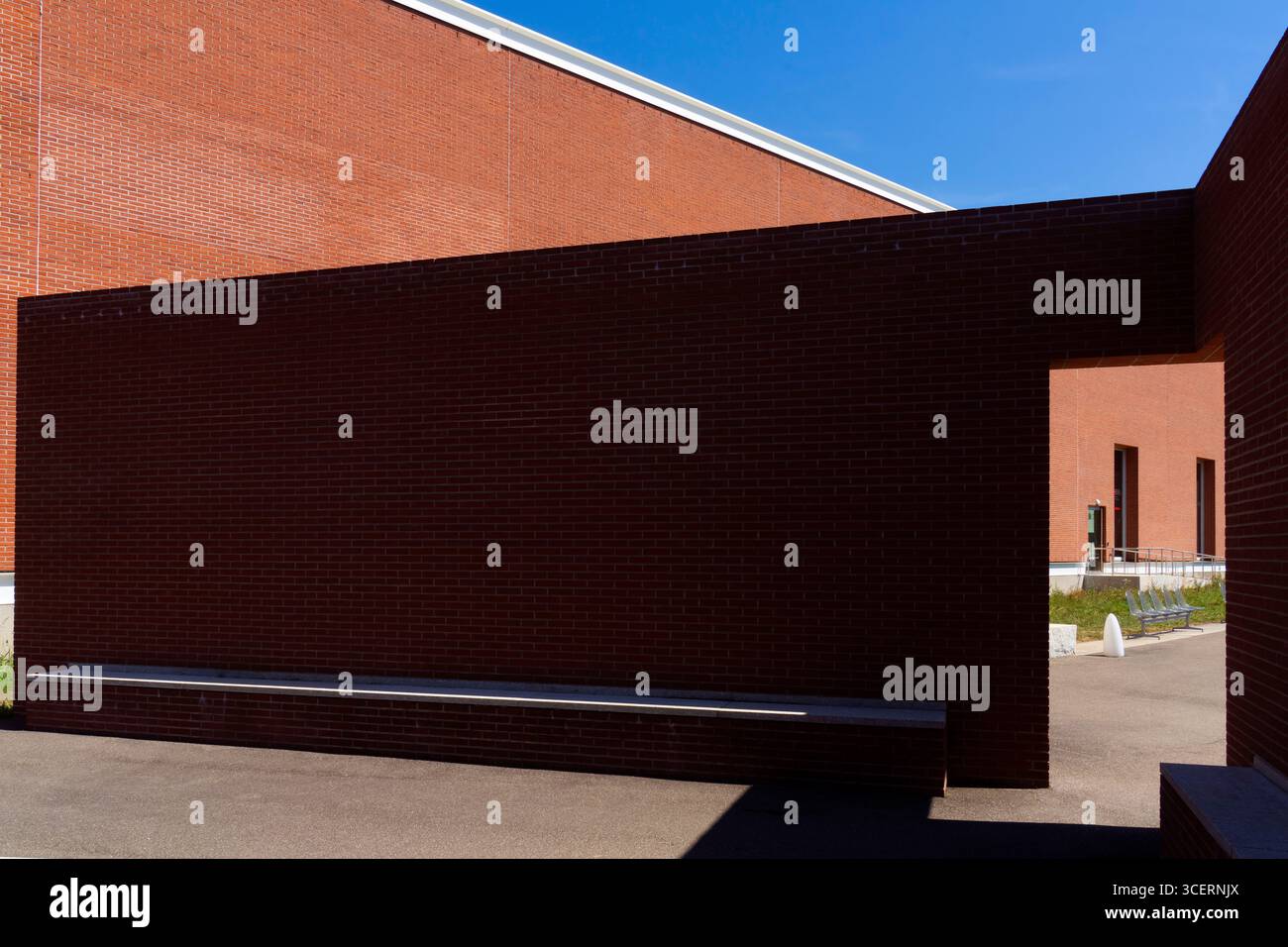 La promenade avec des « open rooms » de l’architecte portugais Álvaro Siza au Vitra Campus, Weil am Rhein, Allemagne. Banque D'Images