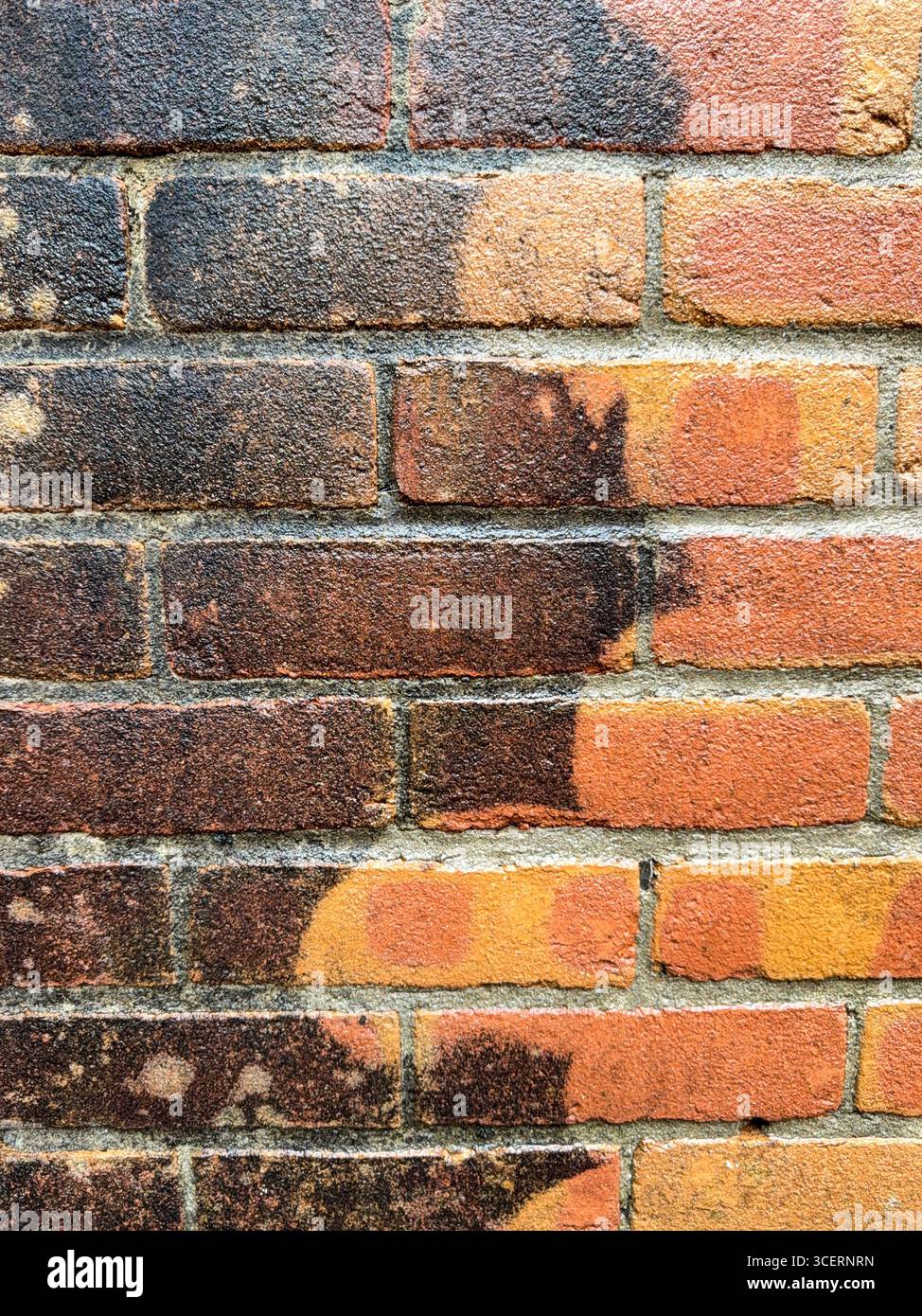 Vue avant et après de la maçonnerie sur un mur en cours de nettoyage par un nettoyeur haute pression Banque D'Images