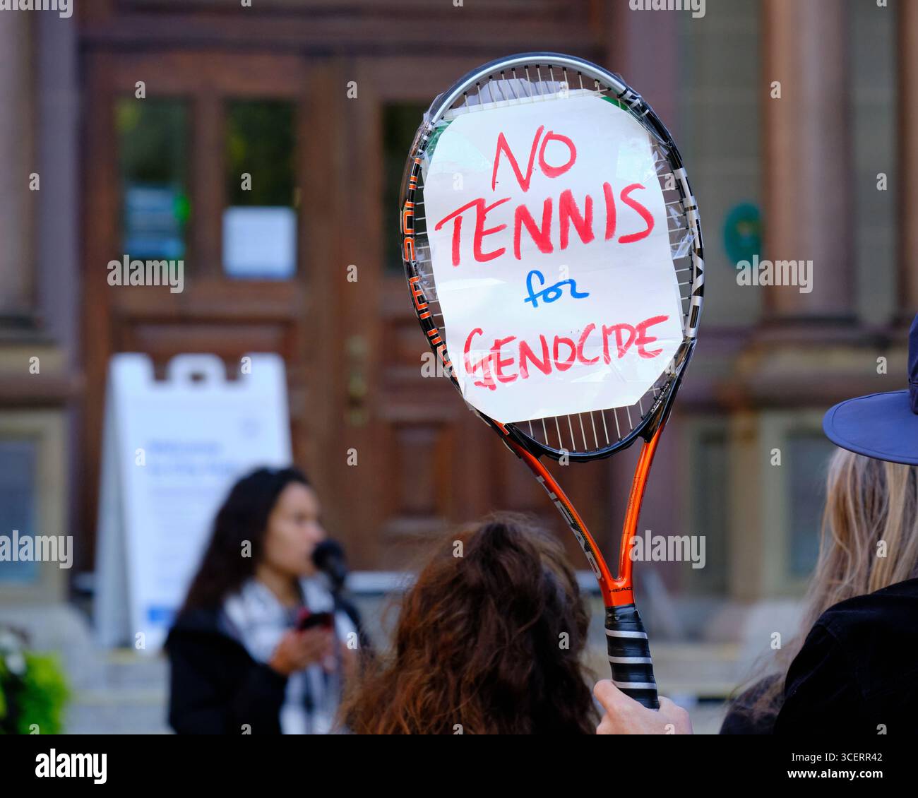 Halifax, Nouvelle-Écosse, Canada. 19 août 2025. Rassemblement devant l’hôtel de ville de Halifax demandant aux officiels d’annuler le match de la Coupe Davis entre équipe Canada et Israël prévu les 12 et 13 septembre au Scotiabank Centre à Halifax alors qu’Israël poursuit ses attaques contre la Palestine. Les groupes ont d'abord demandé qu'aucun financement public ne soit alloué pour l'événement, et que l'événement soit annulé complètement et que la ville ne soit pas complice de soutenir ce qu'ils ont appelé Sports Washing des actions d'Israël, pointant vers une interdiction similaire des équipes de Russie et de Biélorussie. Crédit : meanderingemu/Alamy Live News Banque D'Images