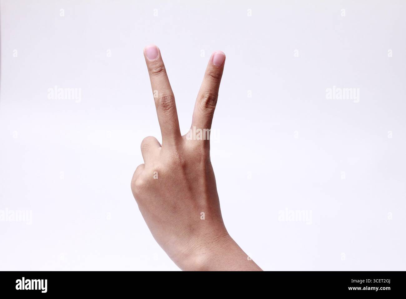 Main de femme montrant deux doigts. Le nombre « deux » en langue des signes. Isolé sur fond blanc. Banque D'Images