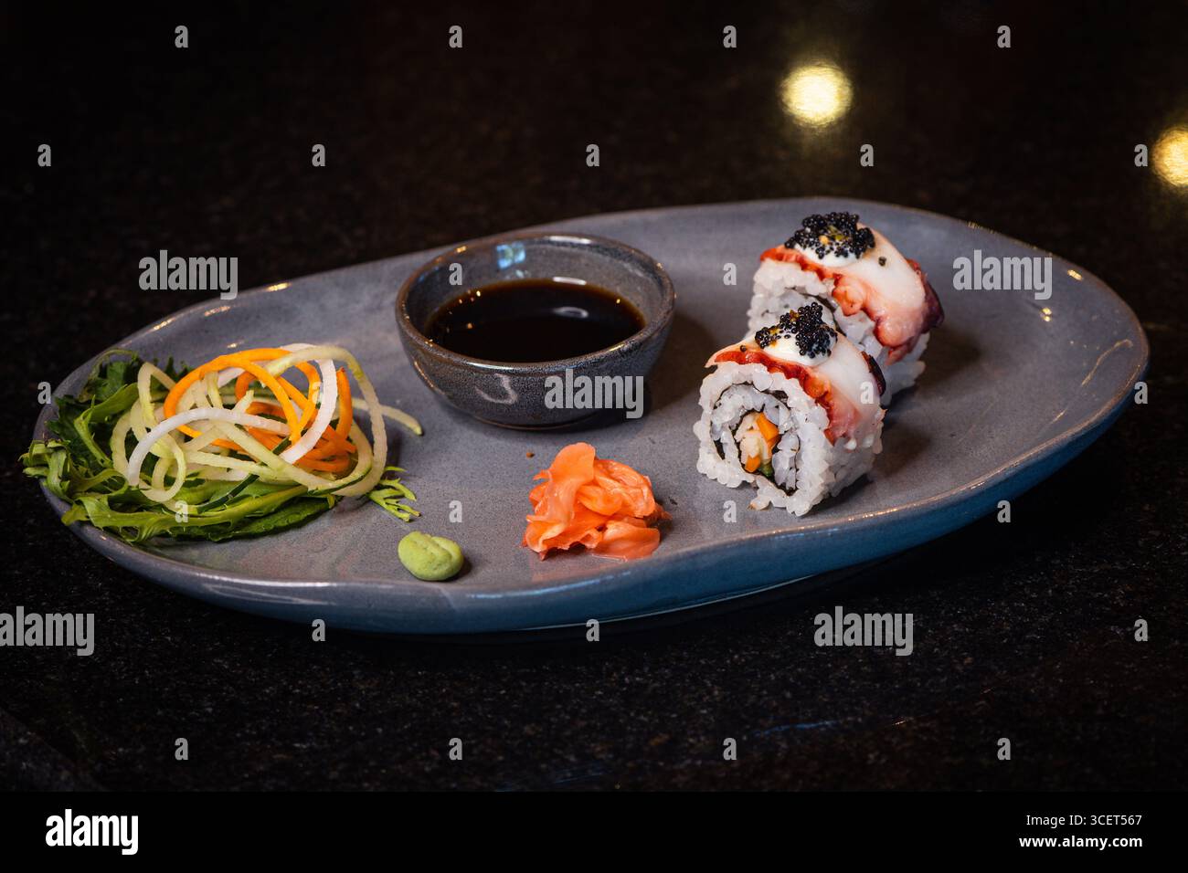 Petits pains de sushi frais au saumon et au thon, cuisine japonaise sur une assiette de fruits de mer gastronomique Banque D'Images