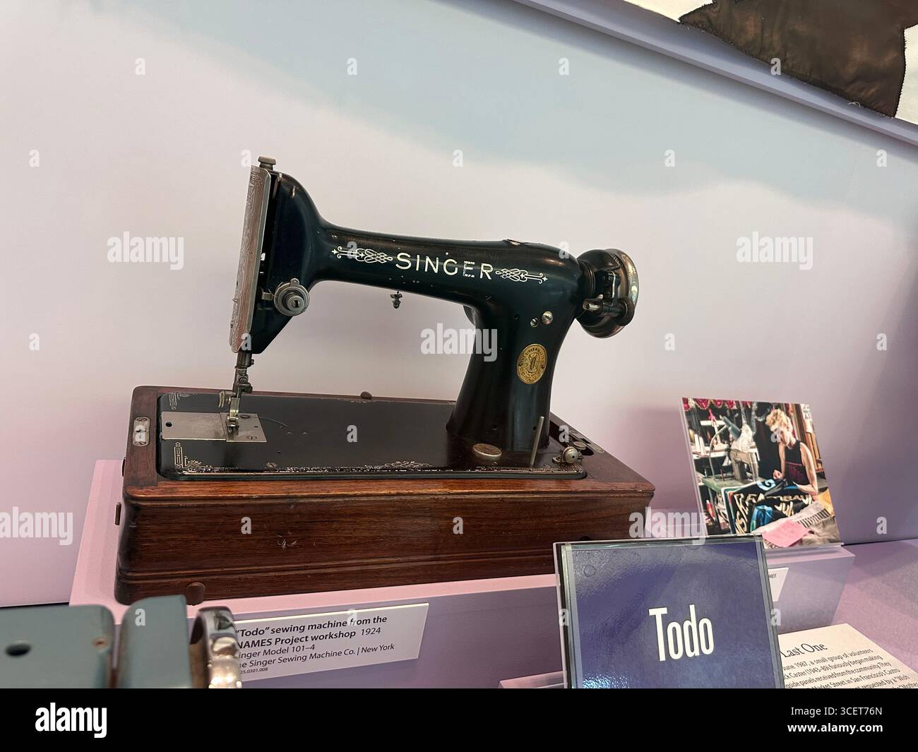 Singer modèle 101 machine à coudre vintage exposée dans l'exposition du musée, États-Unis. - Image de stock capturée avec un smartphone