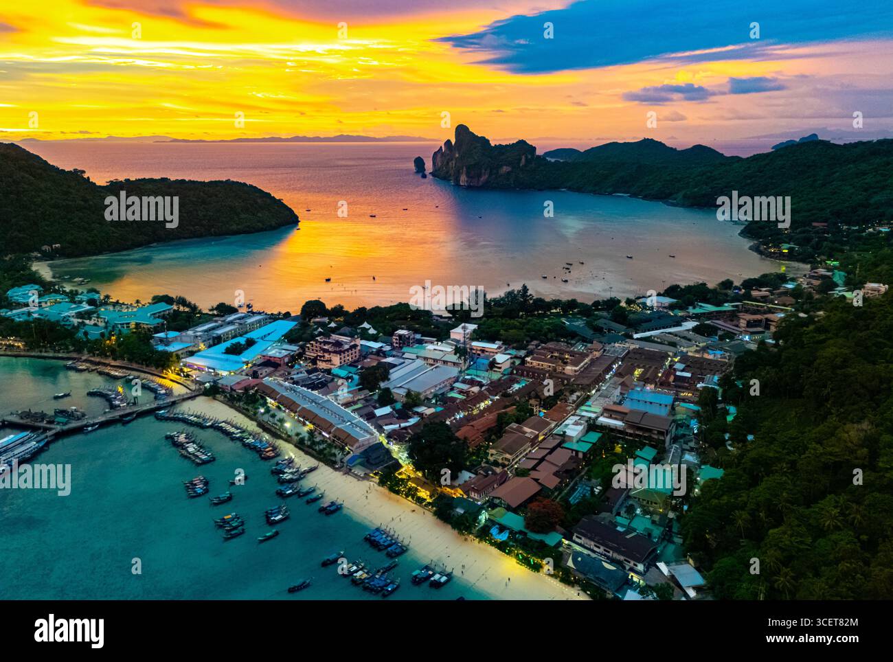 Coucher de soleil sur l'île de Phi Phi dans la province de Krabi, Thaïlande Banque D'Images