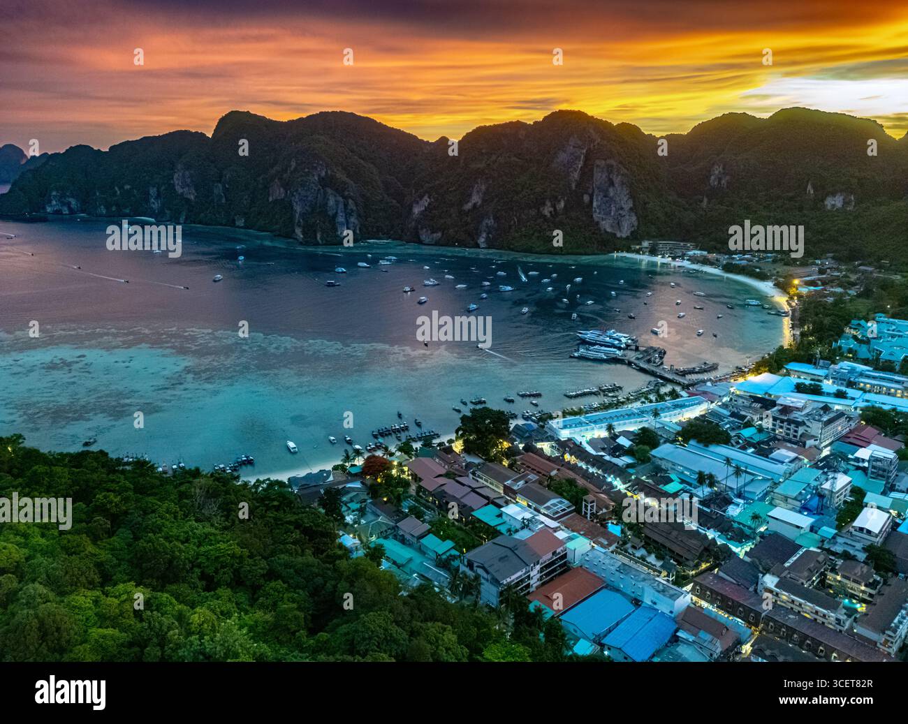 Coucher de soleil sur l'île de Phi Phi dans la province de Krabi, Thaïlande Banque D'Images