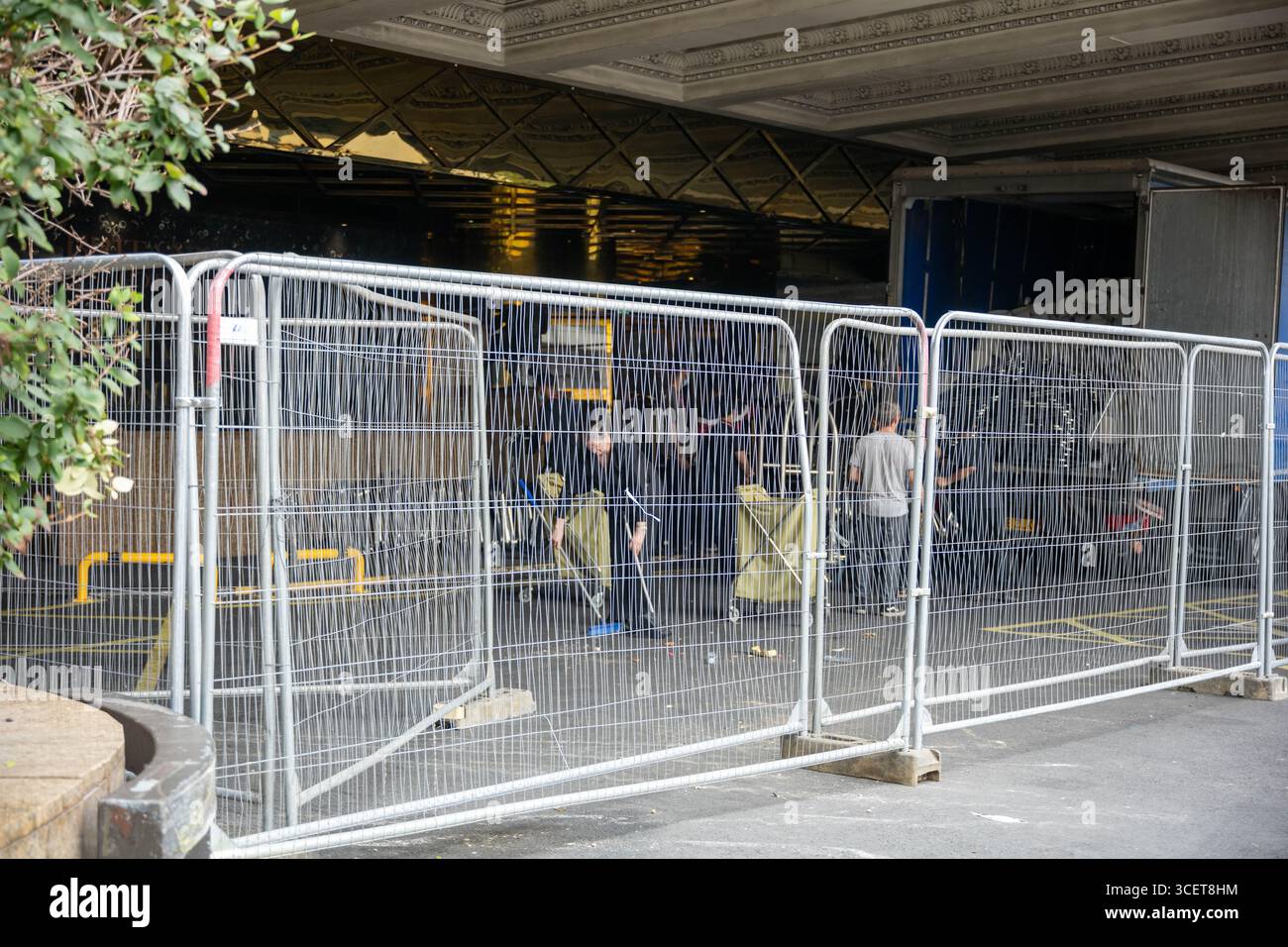 Londres, Royaume-Uni. 19 août 2025. Les fournitures arrivent à l'hôtel Britannia International, Canary Wharf London, pour le convertir à un usage normal après qu'il a été signalé qu'il a cessé d'être un hôtel de migrants. Les drapeaux de l'Union et de George flottent sur des lampadaires autour de l'hôtel. Crédit : Ian Davidson/Alamy Live News Banque D'Images