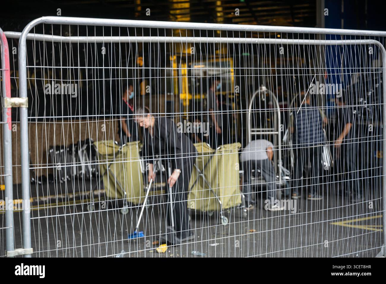 Londres, Royaume-Uni. 19 août 2025. Les fournitures arrivent à l'hôtel Britannia International, Canary Wharf London, pour le convertir à un usage normal après qu'il a été signalé qu'il a cessé d'être un hôtel de migrants. Les drapeaux de l'Union et de George flottent sur des lampadaires autour de l'hôtel. Crédit : Ian Davidson/Alamy Live News Banque D'Images