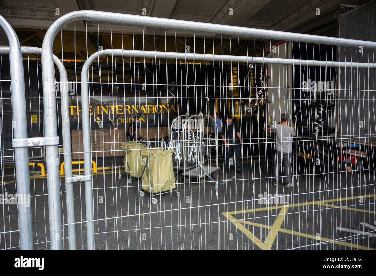 Londres, Royaume-Uni. 19 août 2025. Les fournitures arrivent à l'hôtel Britannia International, Canary Wharf London, pour le convertir à un usage normal après qu'il a été signalé qu'il a cessé d'être un hôtel de migrants. Les drapeaux de l'Union et de George flottent sur des lampadaires autour de l'hôtel. Crédit : Ian Davidson/Alamy Live News Banque D'Images