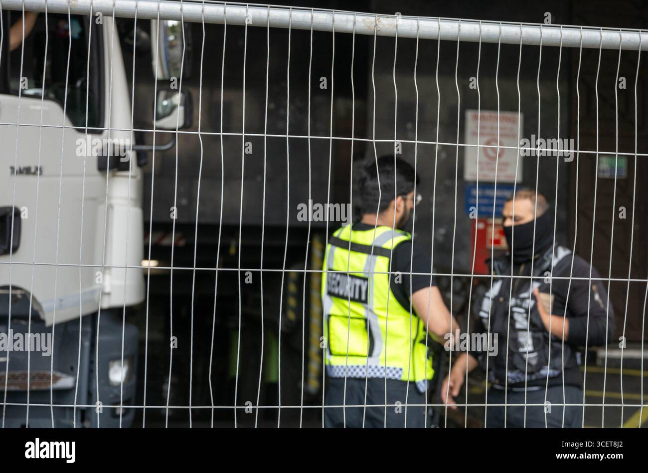 Londres, Royaume-Uni. 19 août 2025. Les fournitures arrivent à l'hôtel Britannia International, Canary Wharf London, pour le convertir à un usage normal après qu'il a été signalé qu'il a cessé d'être un hôtel de migrants. Les drapeaux de l'Union et de George flottent sur des lampadaires autour de l'hôtel. Crédit : Ian Davidson/Alamy Live News Banque D'Images