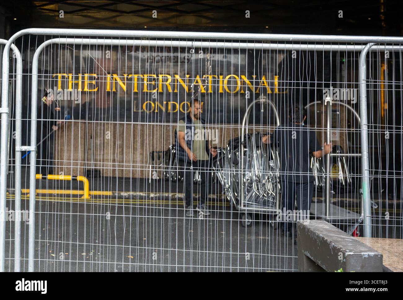 Londres, Royaume-Uni. 19 août 2025. Les fournitures arrivent à l'hôtel Britannia International, Canary Wharf London, pour le convertir à un usage normal après qu'il a été signalé qu'il a cessé d'être un hôtel de migrants. Les drapeaux de l'Union et de George flottent sur des lampadaires autour de l'hôtel. Crédit : Ian Davidson/Alamy Live News Banque D'Images