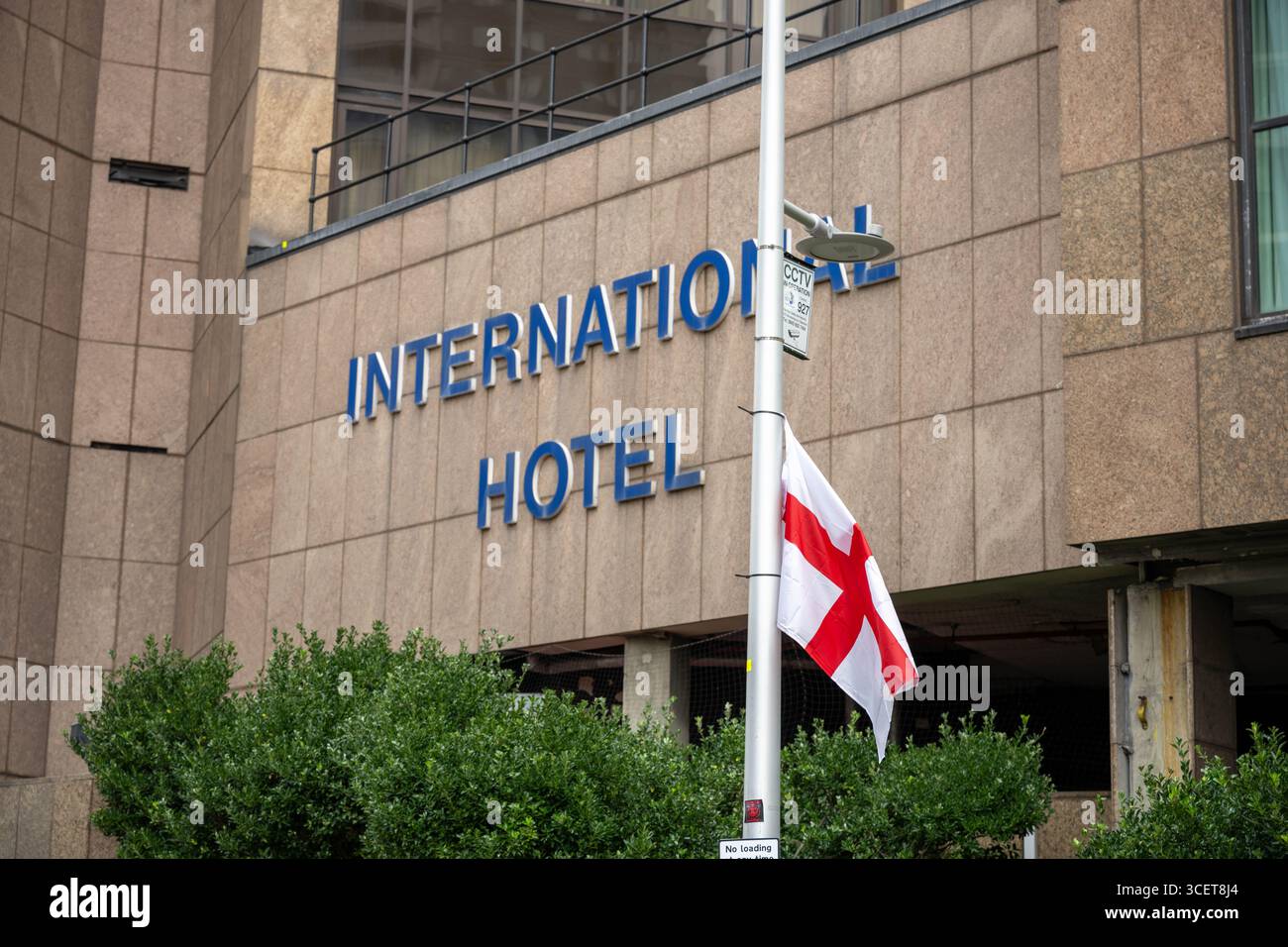 Londres, Royaume-Uni. 19 août 2025. Les fournitures arrivent à l'hôtel Britannia International, Canary Wharf London, pour le convertir à un usage normal après qu'il a été signalé qu'il a cessé d'être un hôtel de migrants. Les drapeaux de l'Union et de George flottent sur des lampadaires autour de l'hôtel. Crédit : Ian Davidson/Alamy Live News Banque D'Images