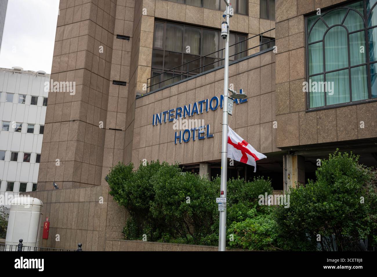 Londres, Royaume-Uni. 19 août 2025. Les fournitures arrivent à l'hôtel Britannia International, Canary Wharf London, pour le convertir à un usage normal après qu'il a été signalé qu'il a cessé d'être un hôtel de migrants. Les drapeaux de l'Union et de George flottent sur des lampadaires autour de l'hôtel. Crédit : Ian Davidson/Alamy Live News Banque D'Images