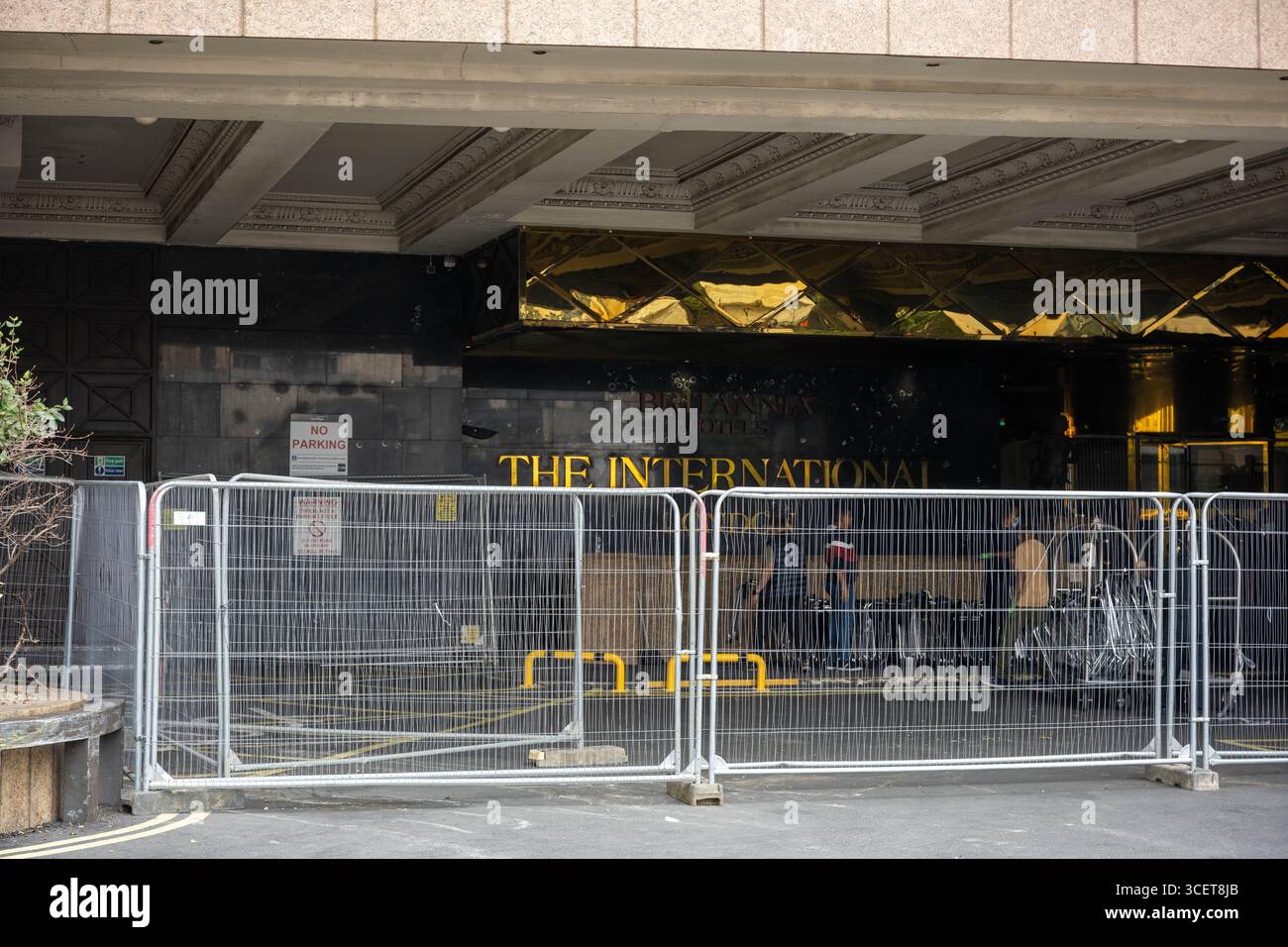 Londres, Royaume-Uni. 19 août 2025. Les fournitures arrivent à l'hôtel Britannia International, Canary Wharf London, pour le convertir à un usage normal après qu'il a été signalé qu'il a cessé d'être un hôtel de migrants. Les drapeaux de l'Union et de George flottent sur des lampadaires autour de l'hôtel. Crédit : Ian Davidson/Alamy Live News Banque D'Images
