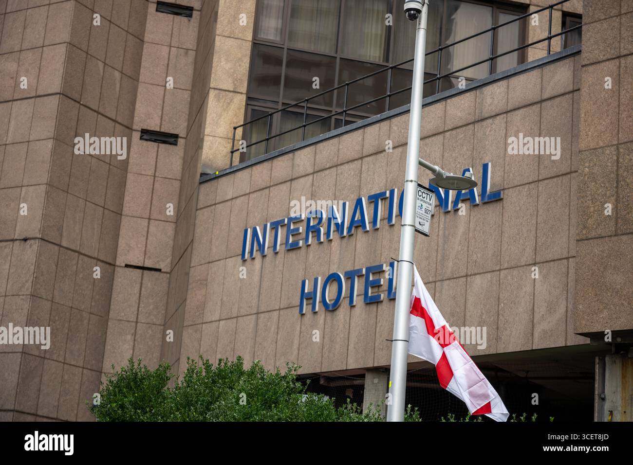 Londres, Royaume-Uni. 19 août 2025. Les fournitures arrivent à l'hôtel Britannia International, Canary Wharf London, pour le convertir à un usage normal après qu'il a été signalé qu'il a cessé d'être un hôtel de migrants. Les drapeaux de l'Union et de George flottent sur des lampadaires autour de l'hôtel. Crédit : Ian Davidson/Alamy Live News Banque D'Images