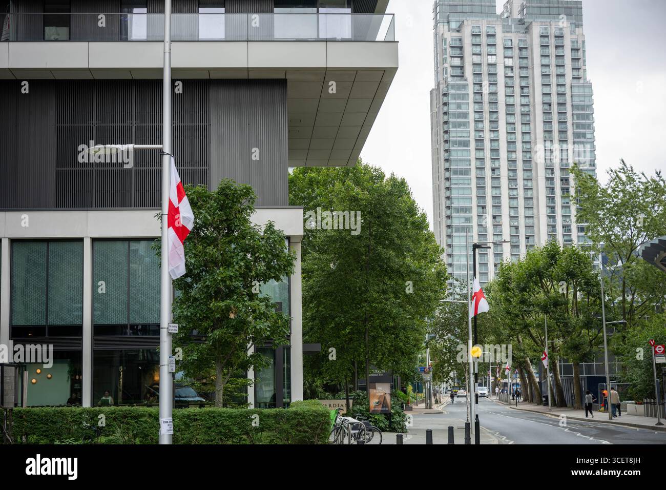 Londres, Royaume-Uni. 19 août 2025. Les fournitures arrivent à l'hôtel Britannia International, Canary Wharf London, pour le convertir à un usage normal après qu'il a été signalé qu'il a cessé d'être un hôtel de migrants. Les drapeaux de l'Union et de George flottent sur des lampadaires autour de l'hôtel. Crédit : Ian Davidson/Alamy Live News Banque D'Images