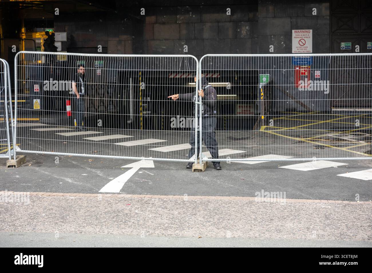 Londres, Royaume-Uni. 19 août 2025. Les fournitures arrivent à l'hôtel Britannia International, Canary Wharf London, pour le convertir à un usage normal après qu'il a été signalé qu'il a cessé d'être un hôtel de migrants. Les drapeaux de l'Union et de George flottent sur des lampadaires autour de l'hôtel. Crédit : Ian Davidson/Alamy Live News Banque D'Images