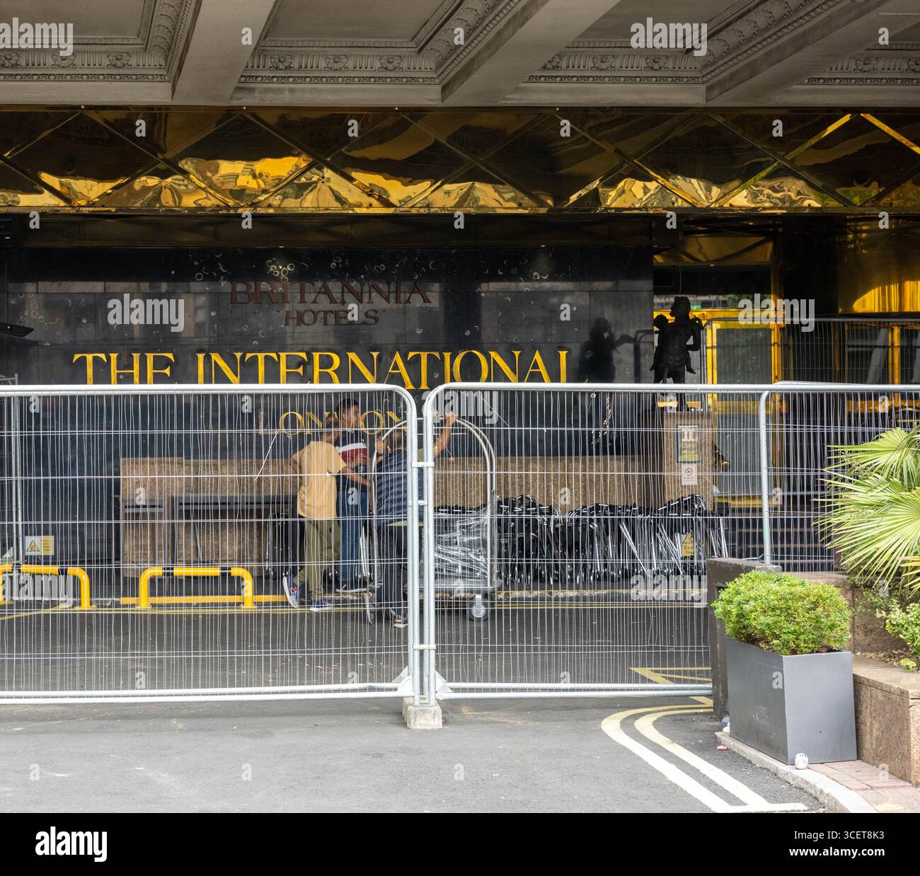 Londres, Royaume-Uni. 19 août 2025. Les fournitures arrivent à l'hôtel Britannia International, Canary Wharf London, pour le convertir à un usage normal après qu'il a été signalé qu'il a cessé d'être un hôtel de migrants. Les drapeaux de l'Union et de George flottent sur des lampadaires autour de l'hôtel. Crédit : Ian Davidson/Alamy Live News Banque D'Images