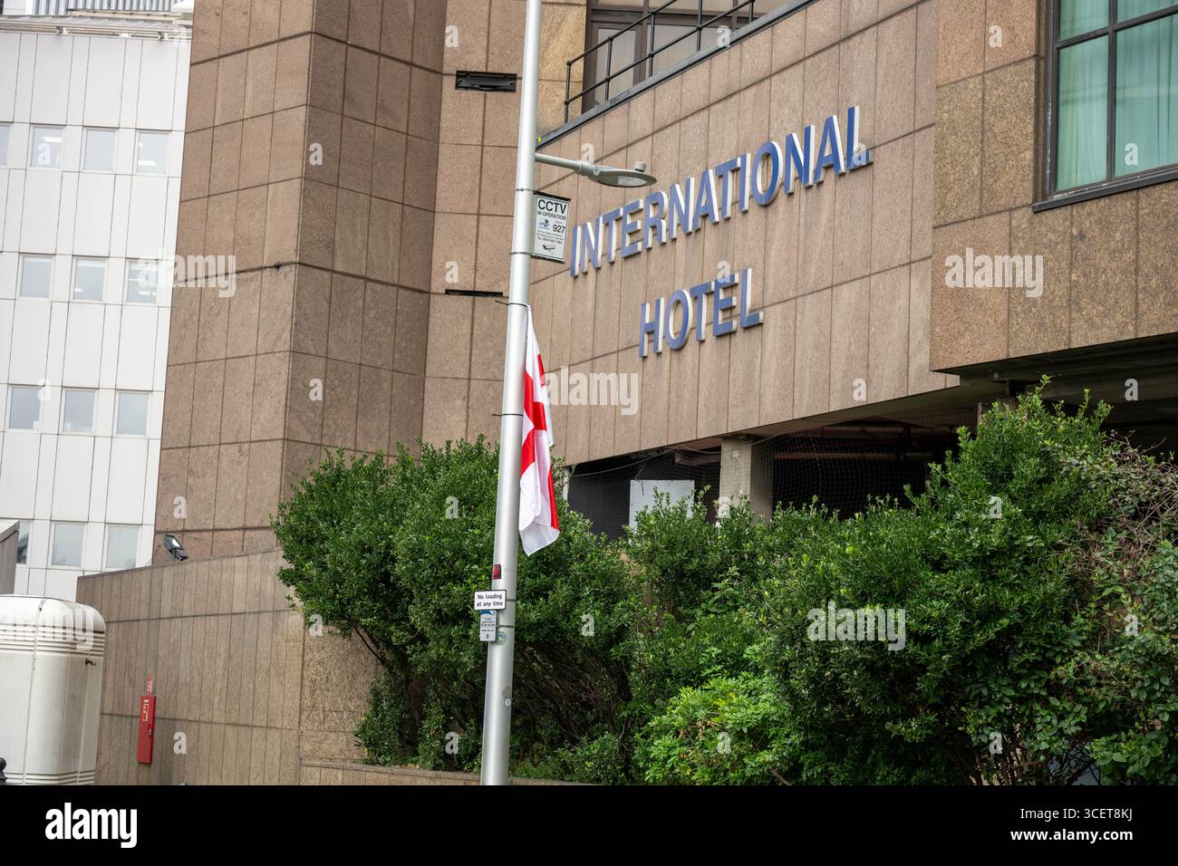 Londres, Royaume-Uni. 19 août 2025. Les fournitures arrivent à l'hôtel Britannia International, Canary Wharf London, pour le convertir à un usage normal après qu'il a été signalé qu'il a cessé d'être un hôtel de migrants. Les drapeaux de l'Union et de George flottent sur des lampadaires autour de l'hôtel. Crédit : Ian Davidson/Alamy Live News Banque D'Images