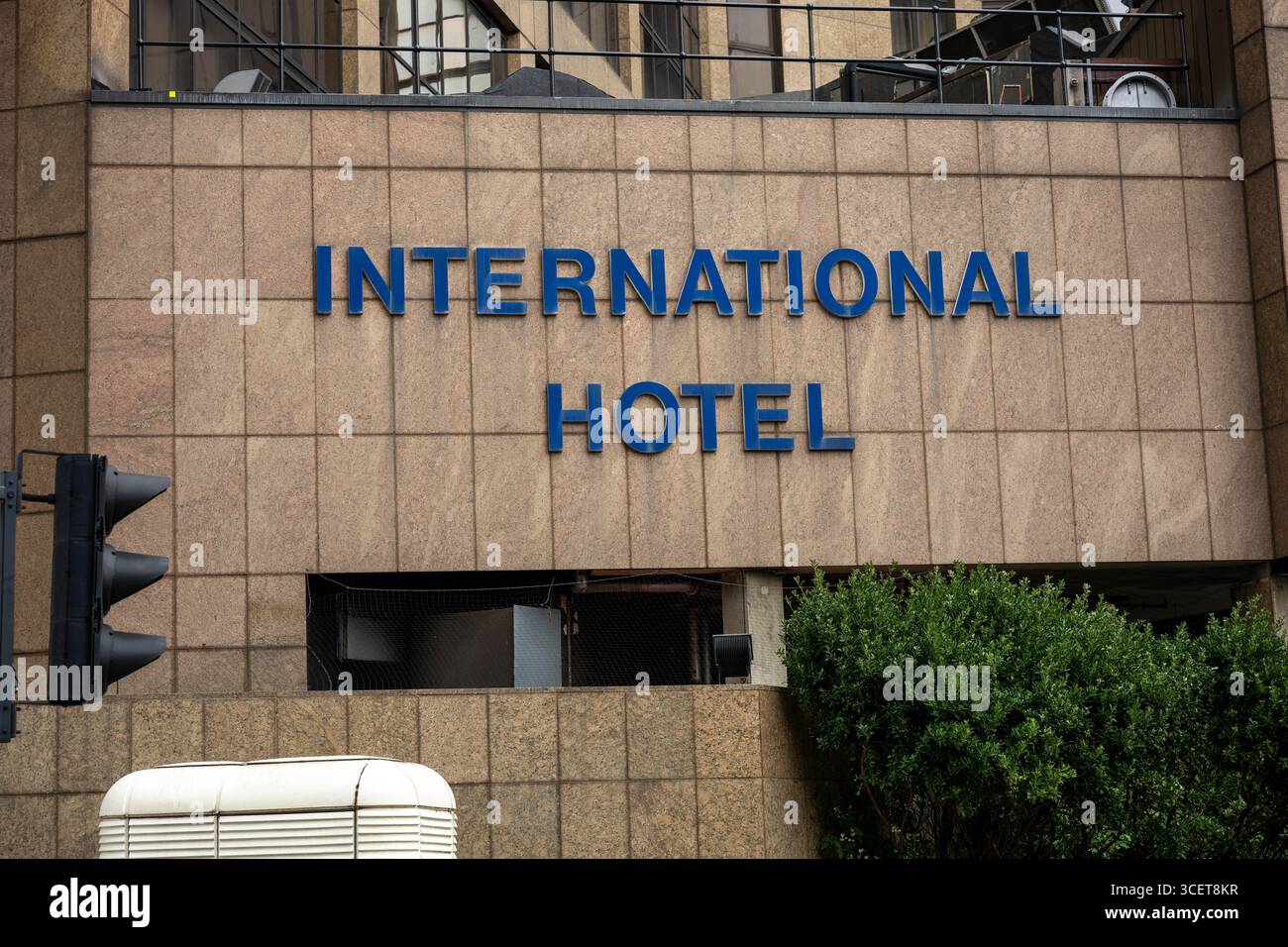 Londres, Royaume-Uni. 19 août 2025. Les fournitures arrivent à l'hôtel Britannia International, Canary Wharf London, pour le convertir à un usage normal après qu'il a été signalé qu'il a cessé d'être un hôtel de migrants. Les drapeaux de l'Union et de George flottent sur des lampadaires autour de l'hôtel. Crédit : Ian Davidson/Alamy Live News Banque D'Images